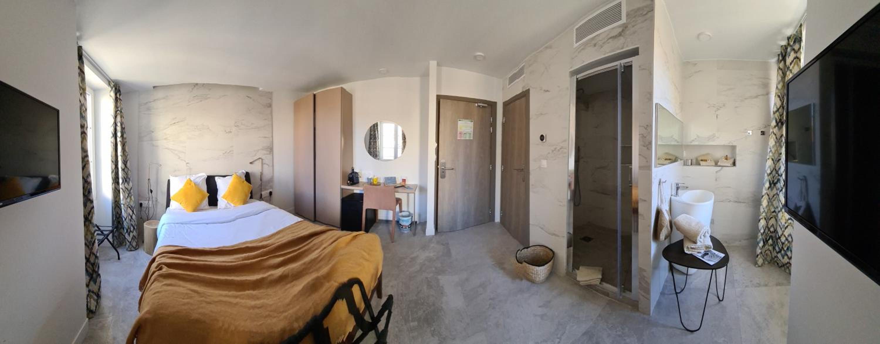 Suite with Balcony - Photo 4