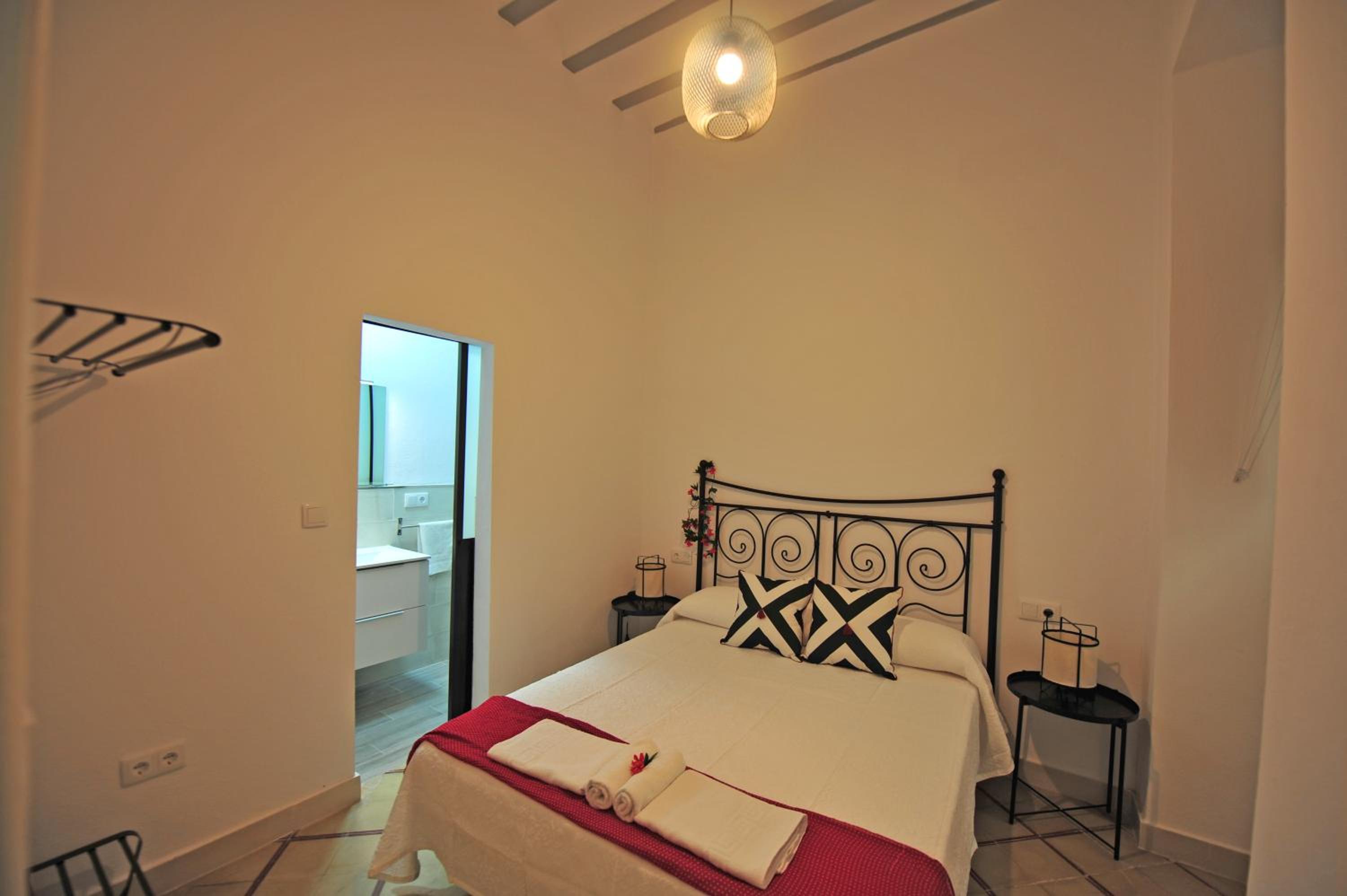 Large One-Bedroom Apartment - Photo 1