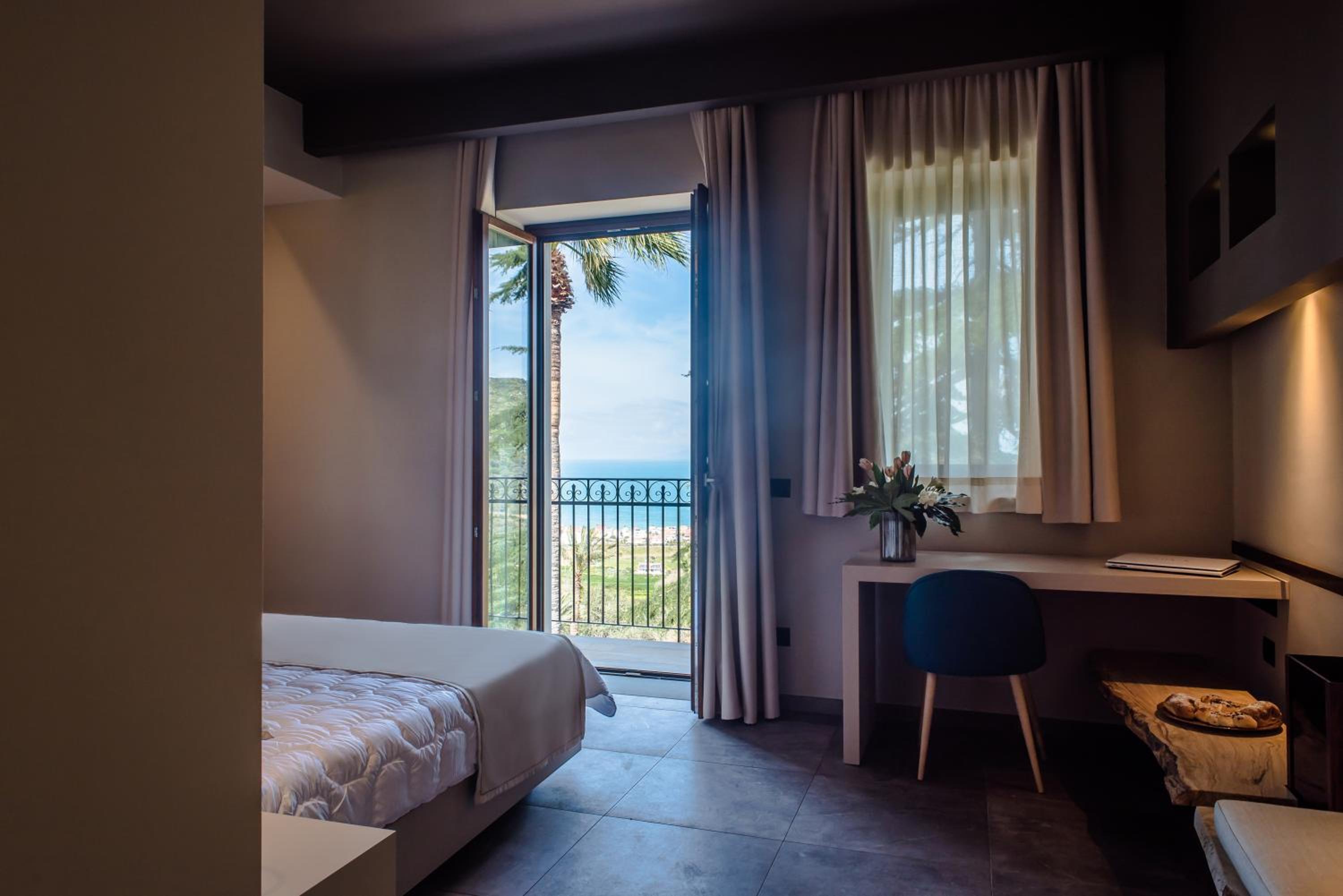Superior Queen Room with Sea View - Photo 7