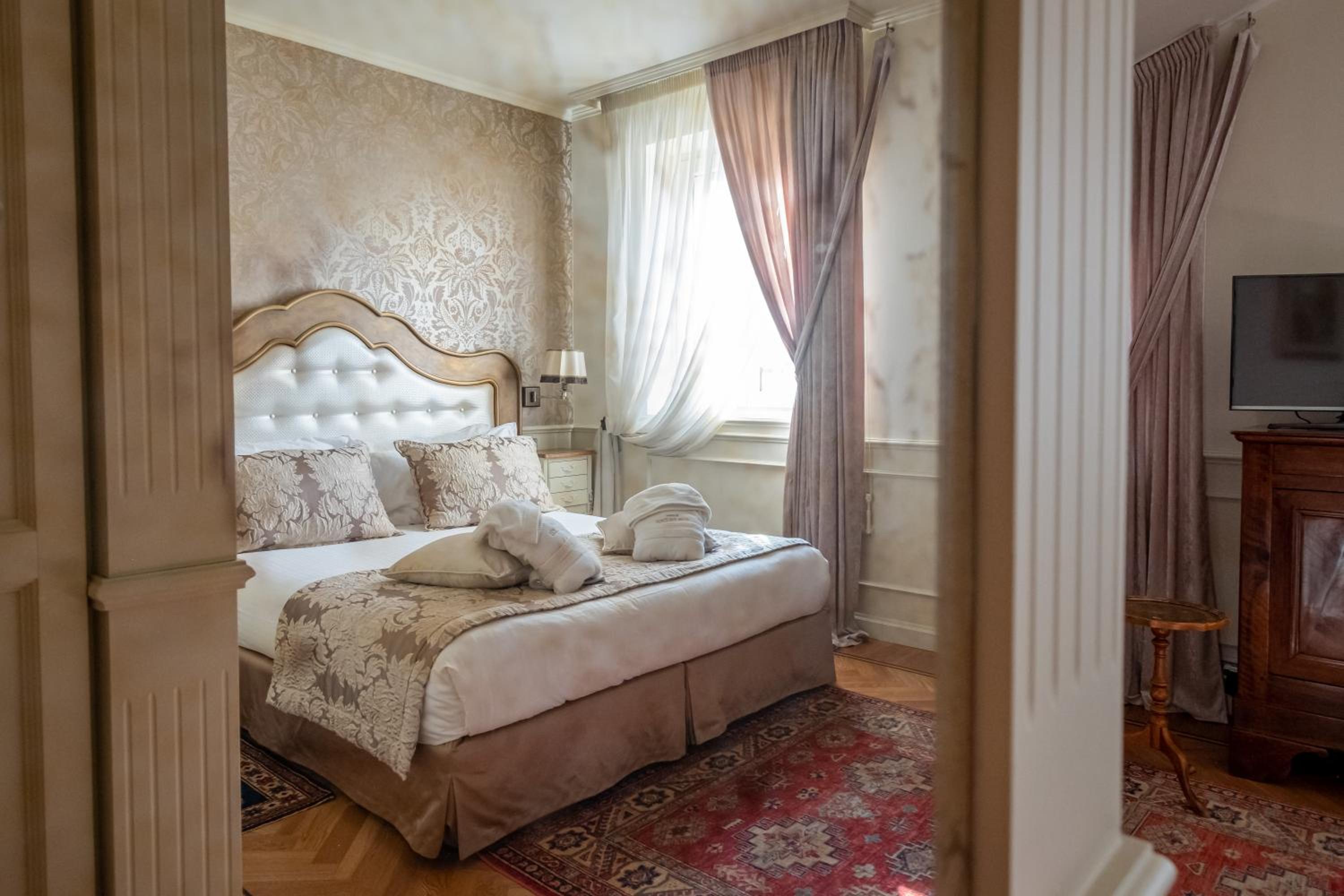 Deluxe Double Room - Photo 26