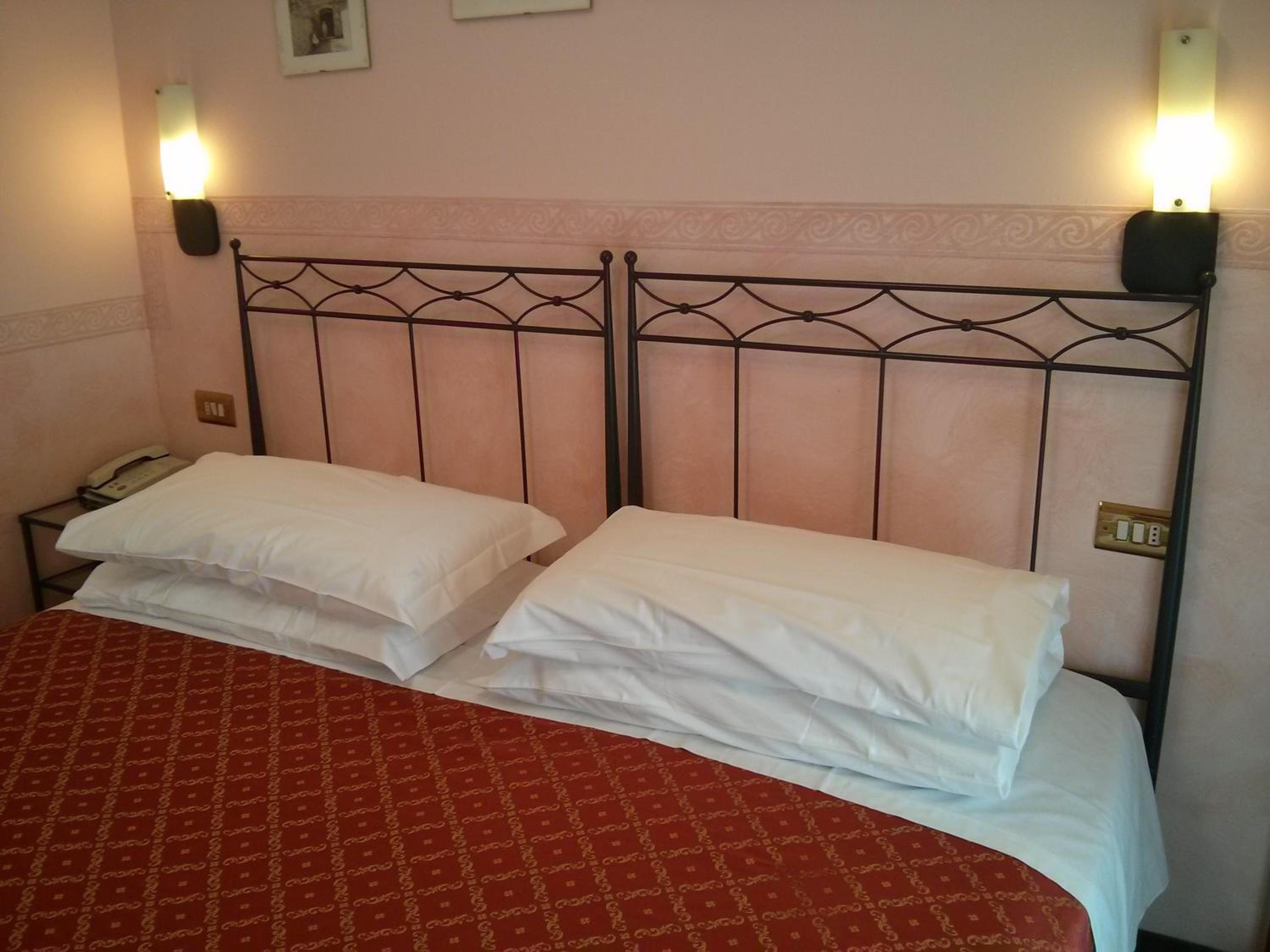 Double or Twin Room - Photo 4