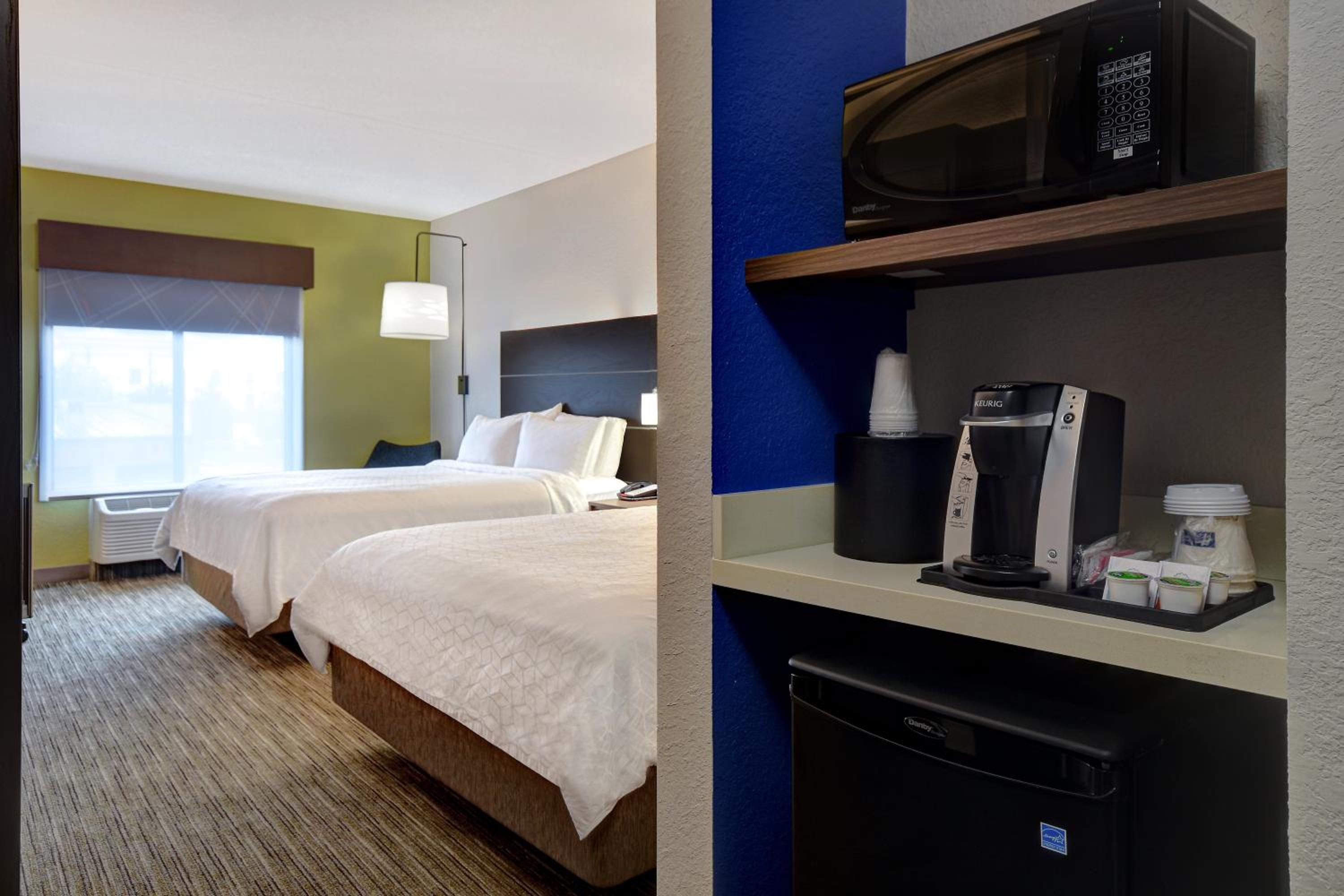 Standard Room with Two Queen Beds - Photo 2