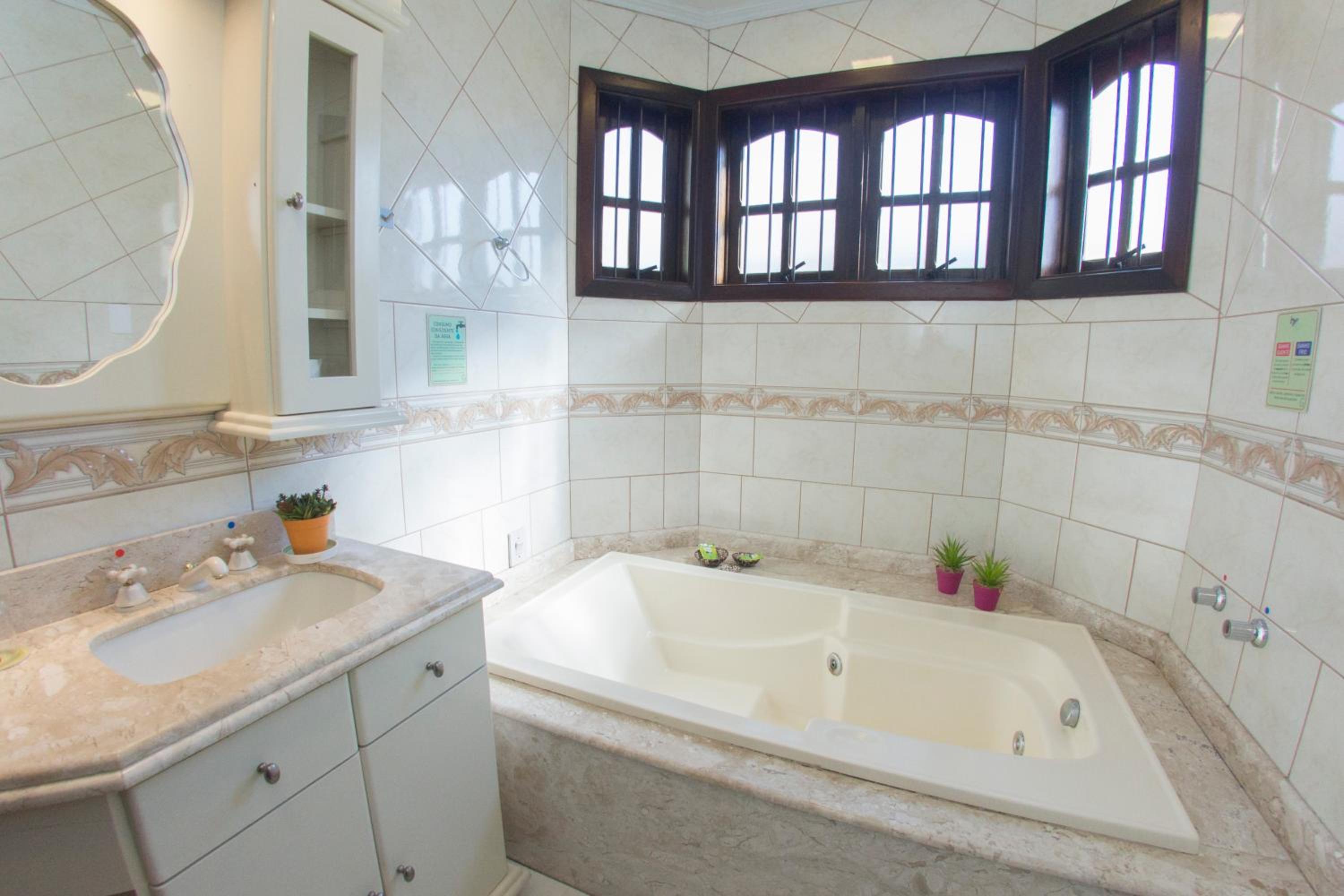 Suite with Hot Tub photo 3