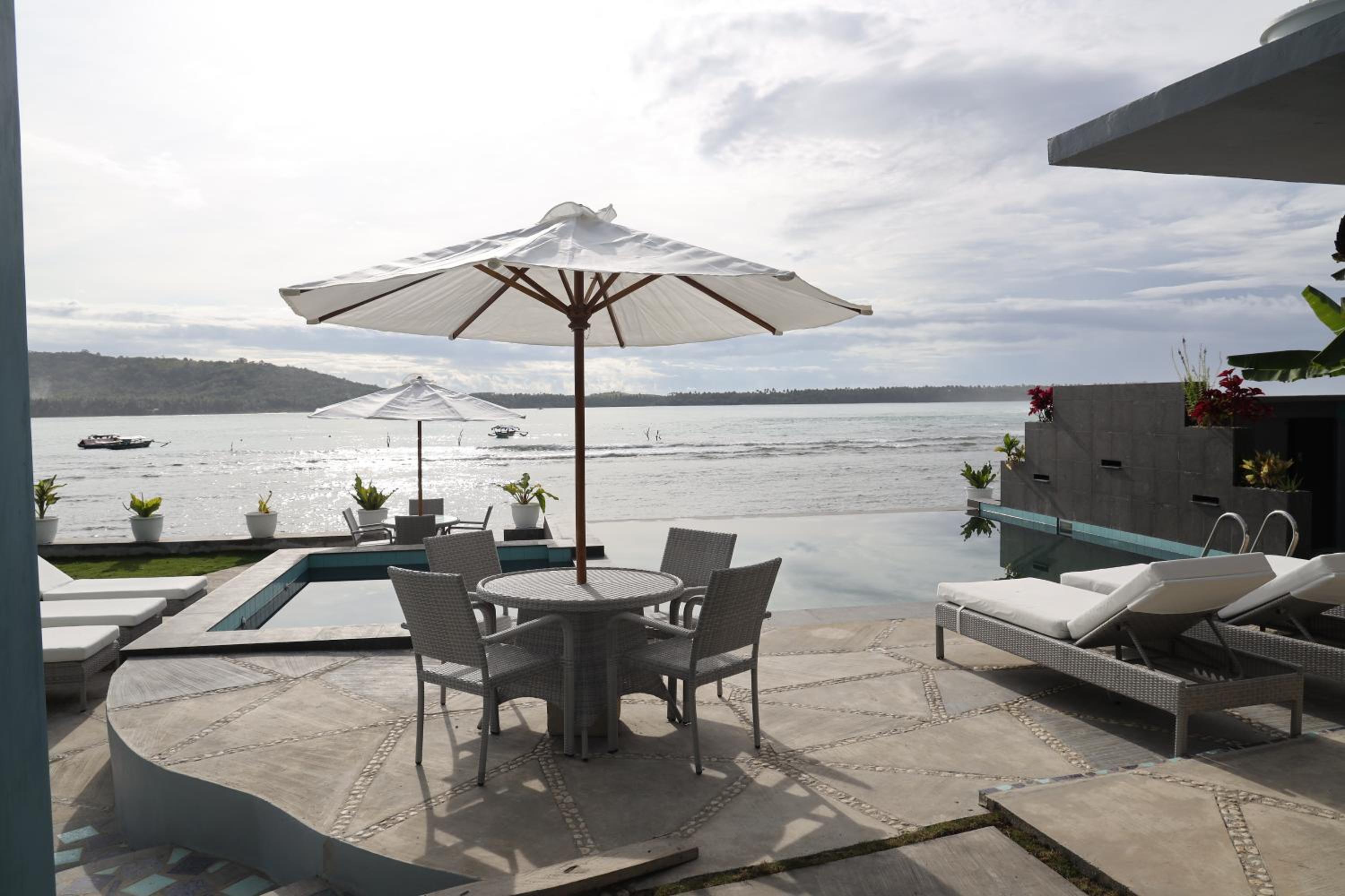 Deluxe Suite with Sea View - Photo 17