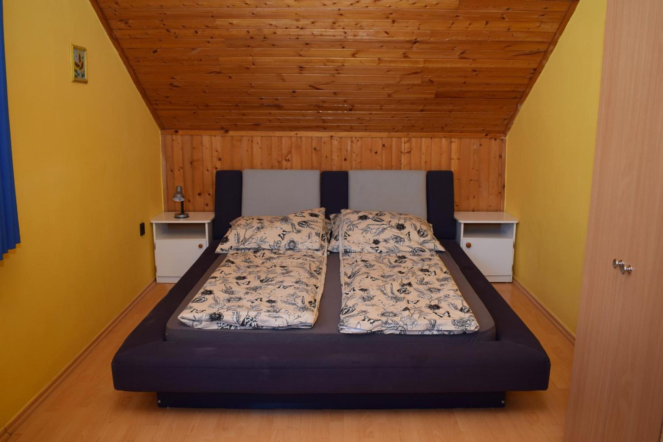 Five-Bedroom House photo 1