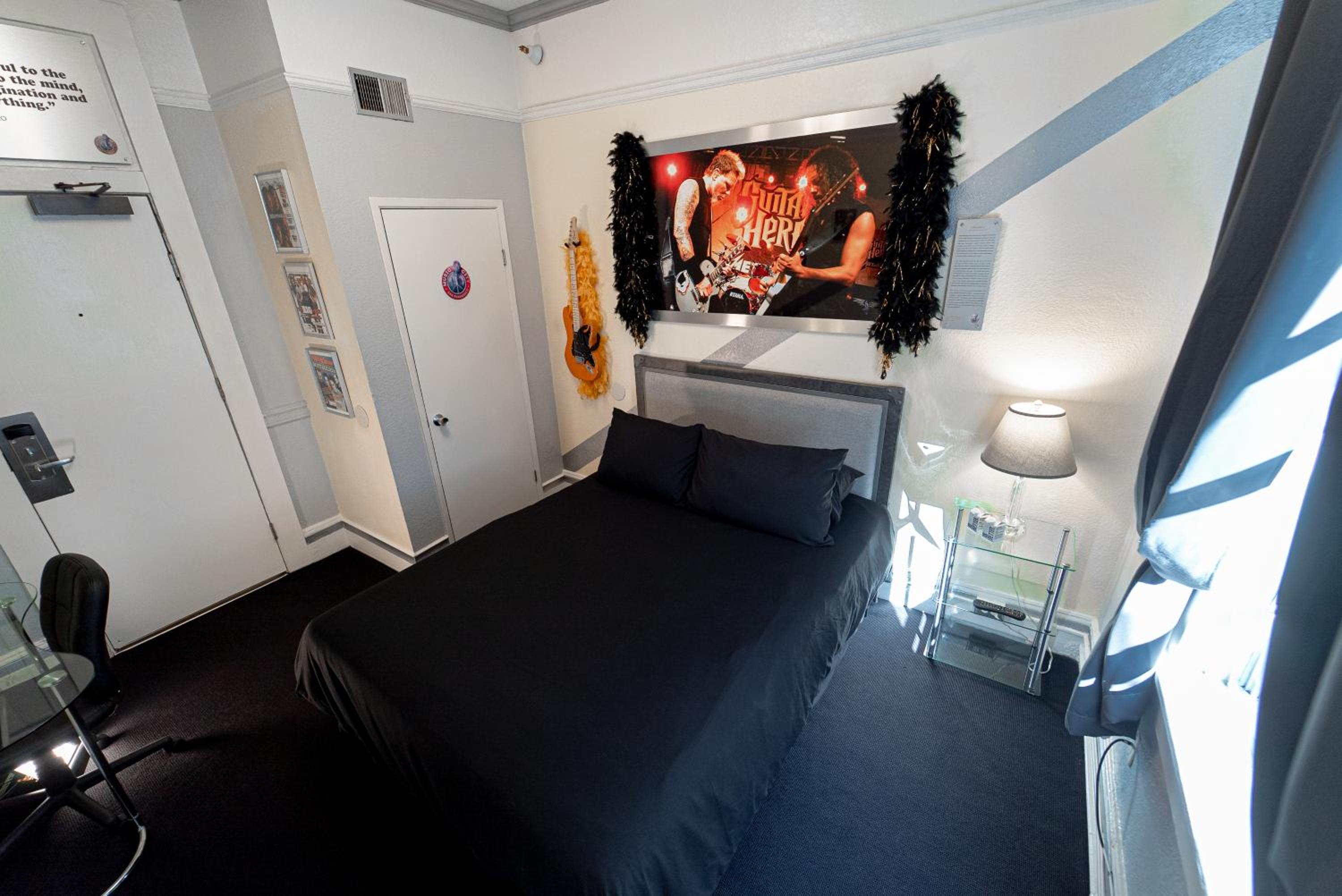 Metallica Room with Shared Bathroom thumbnail 5
