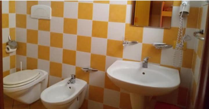Double or Twin Room - Photo 3