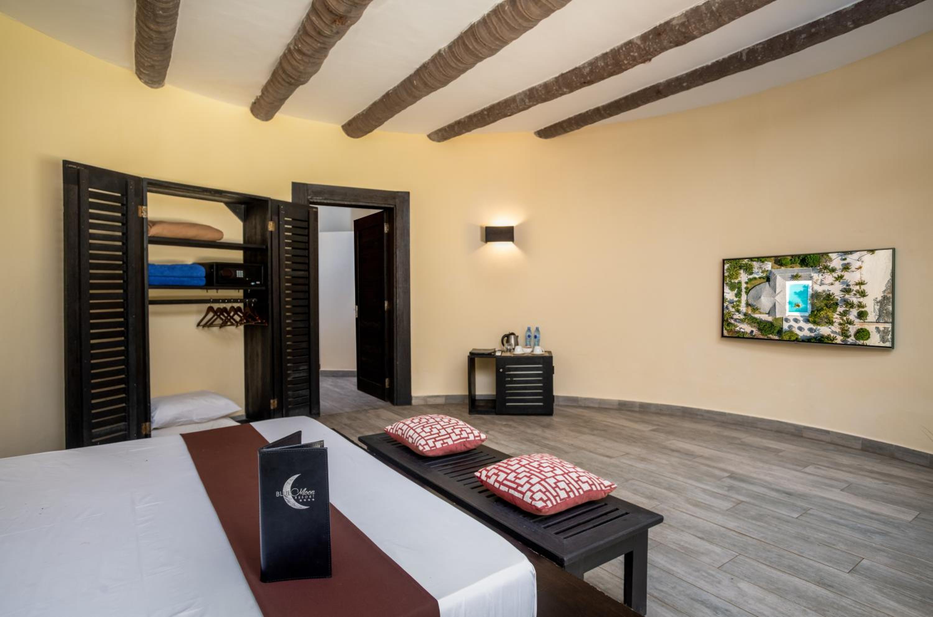 Suite with Private Pool - Photo 8