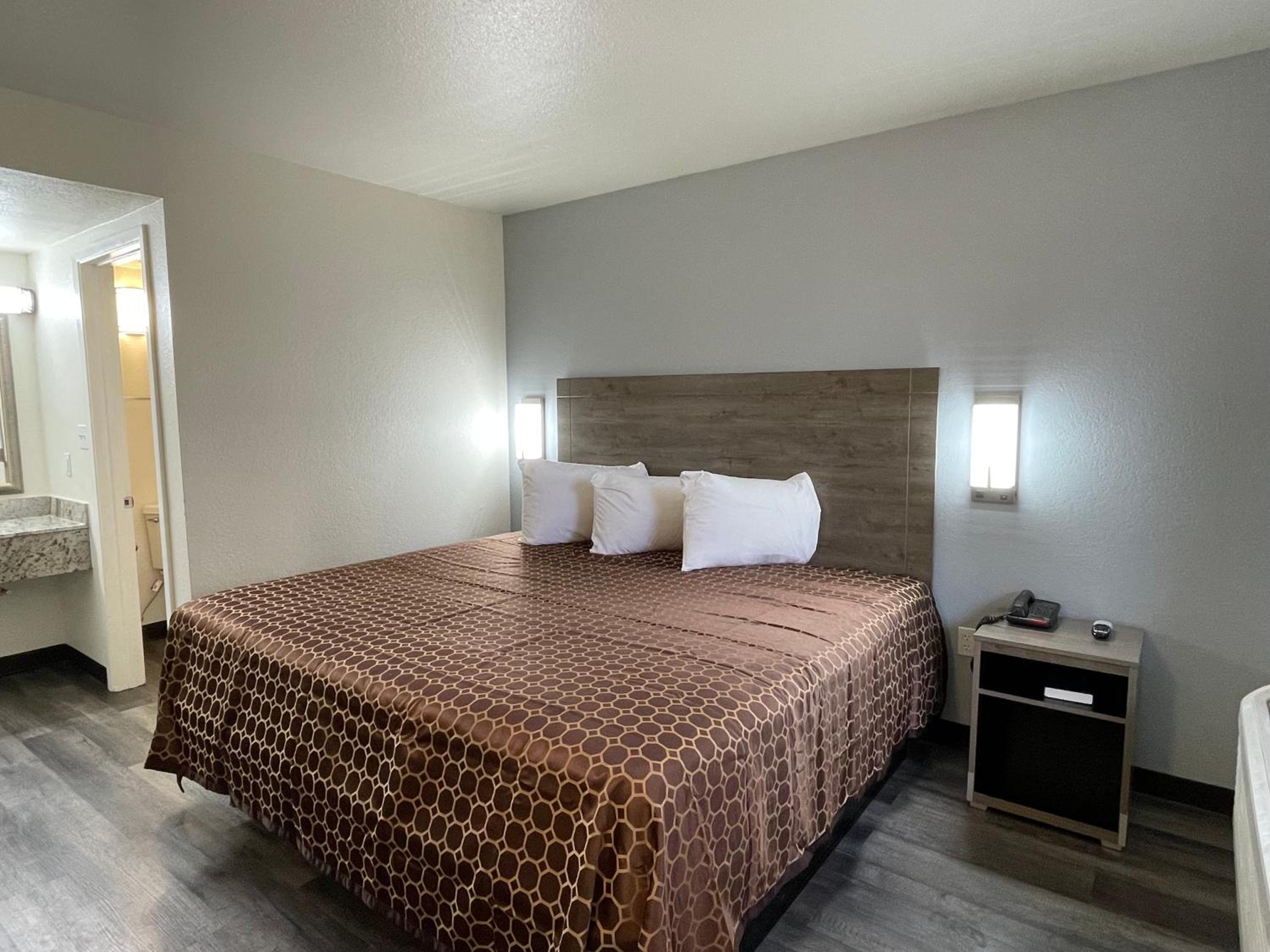 Standard King Room - Photo 1