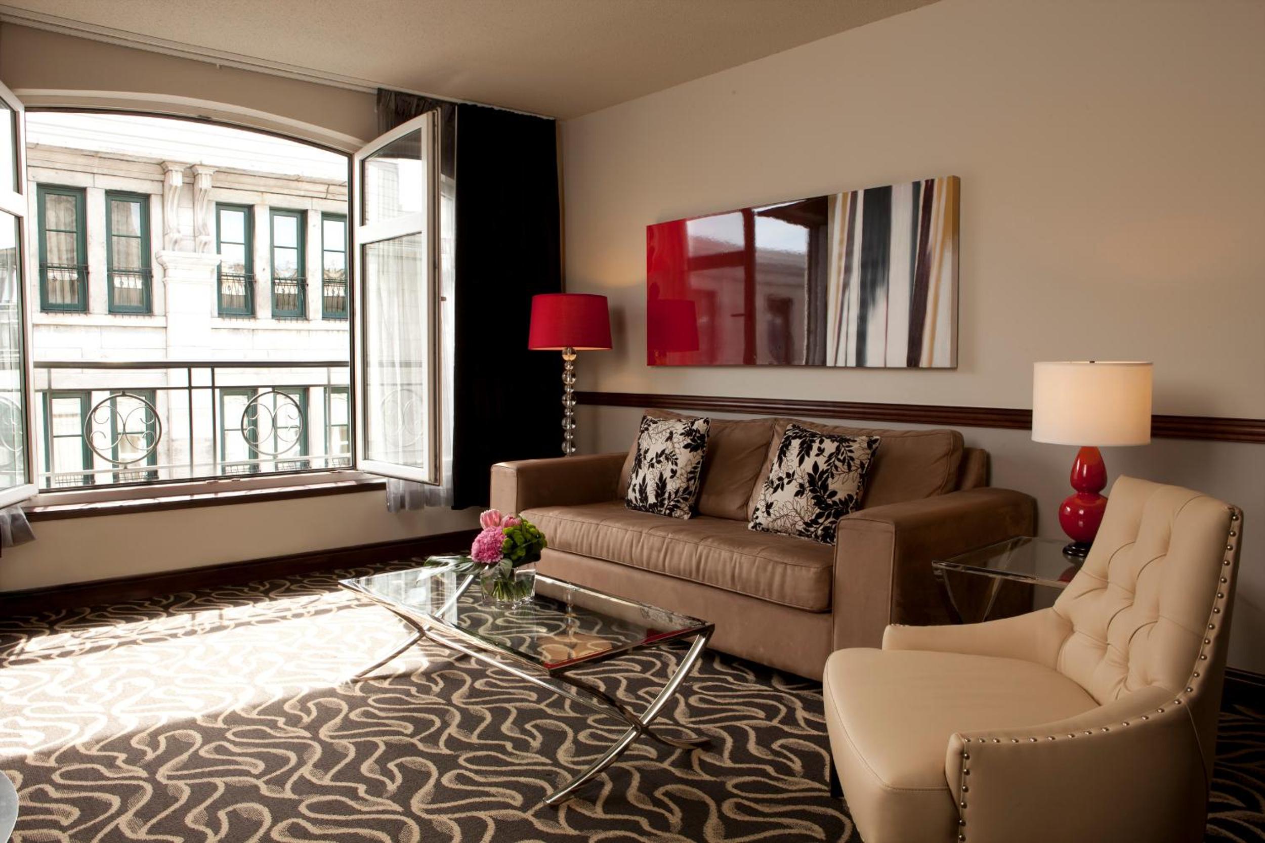 Deluxe Queen Suite - Photo 6