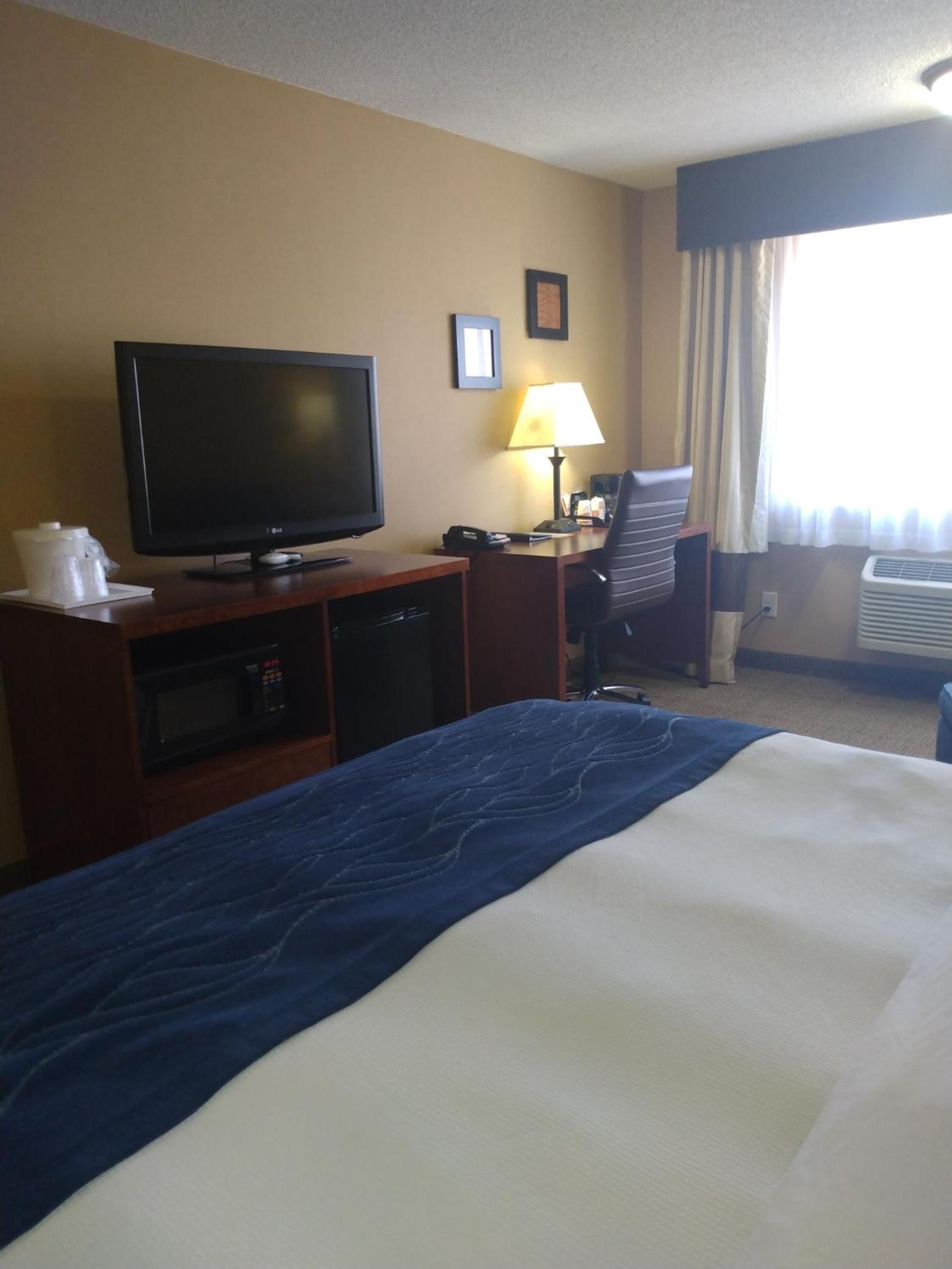 King Room - Non-Smoking - Photo 5