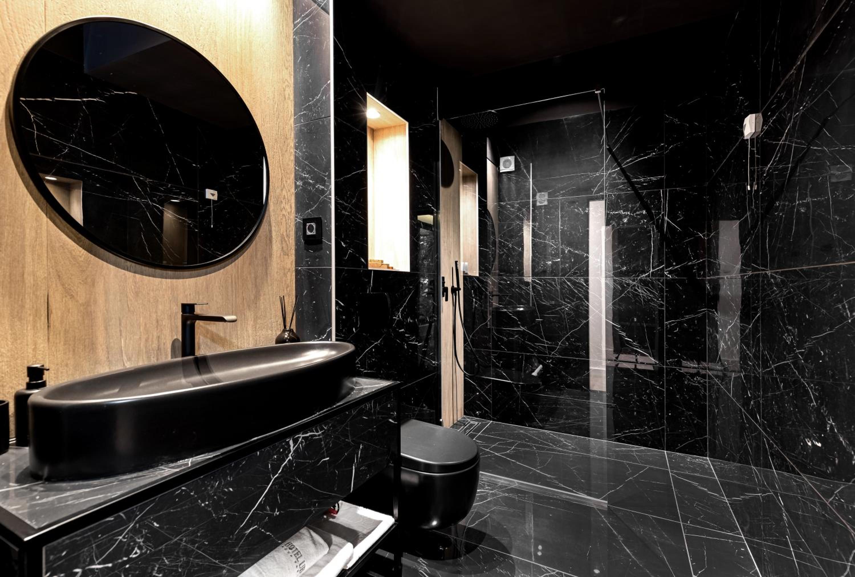 Executive Suite - Photo 12