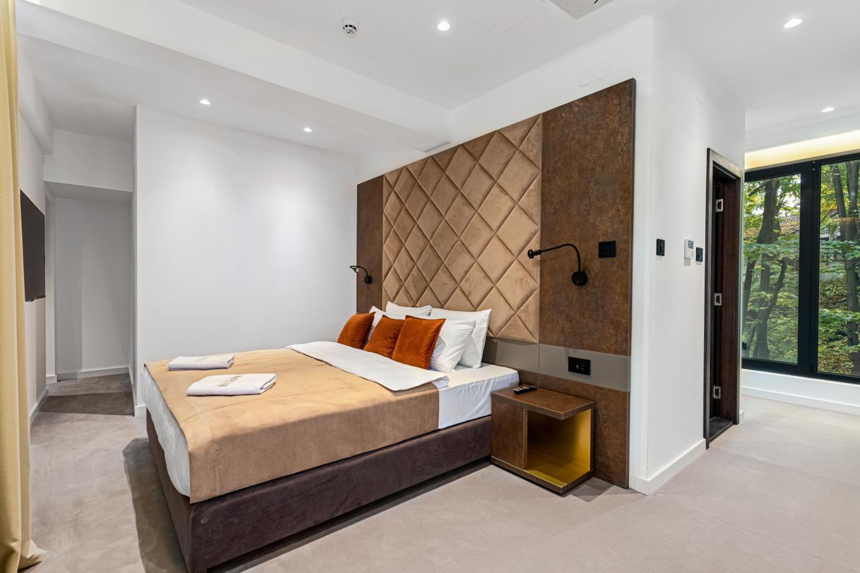 Executive Suite - Photo 8