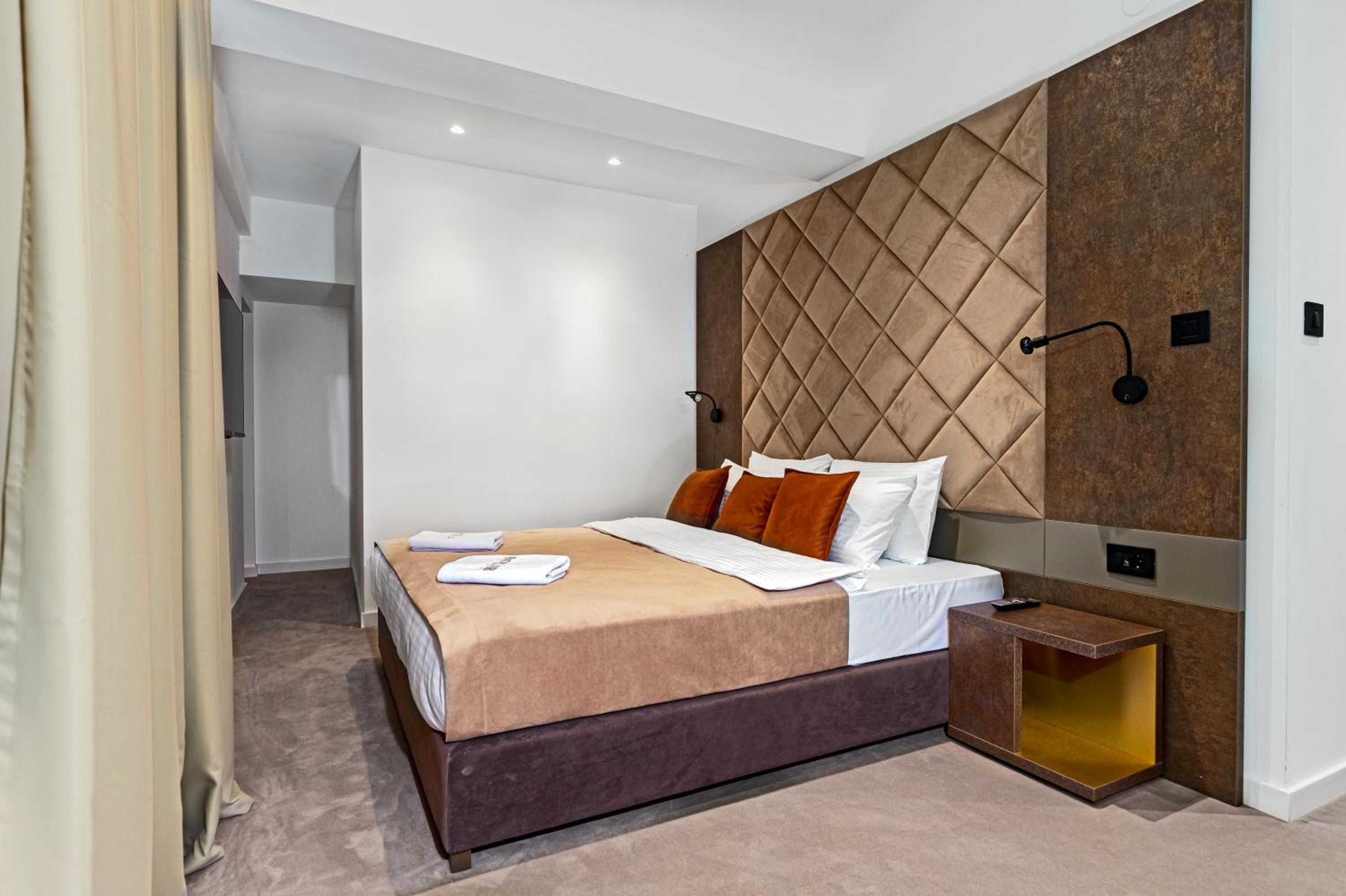 Executive Suite - Photo 10