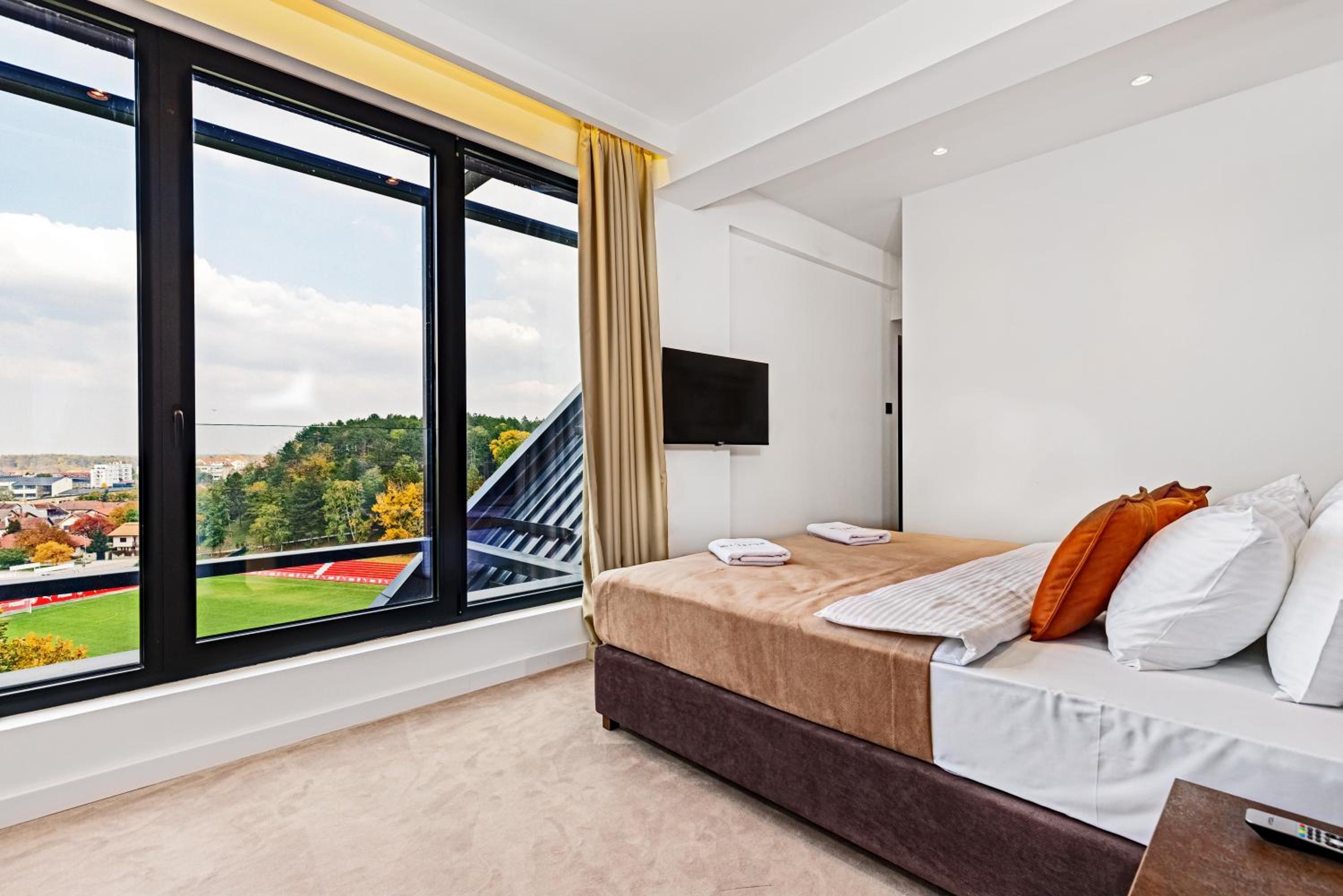 Executive Suite - Photo 9
