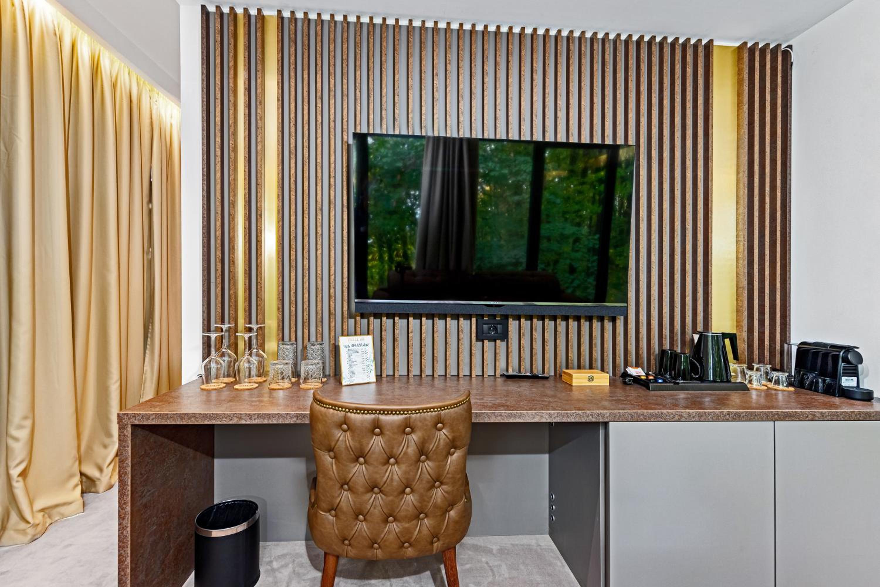 Executive Suite - Photo 6