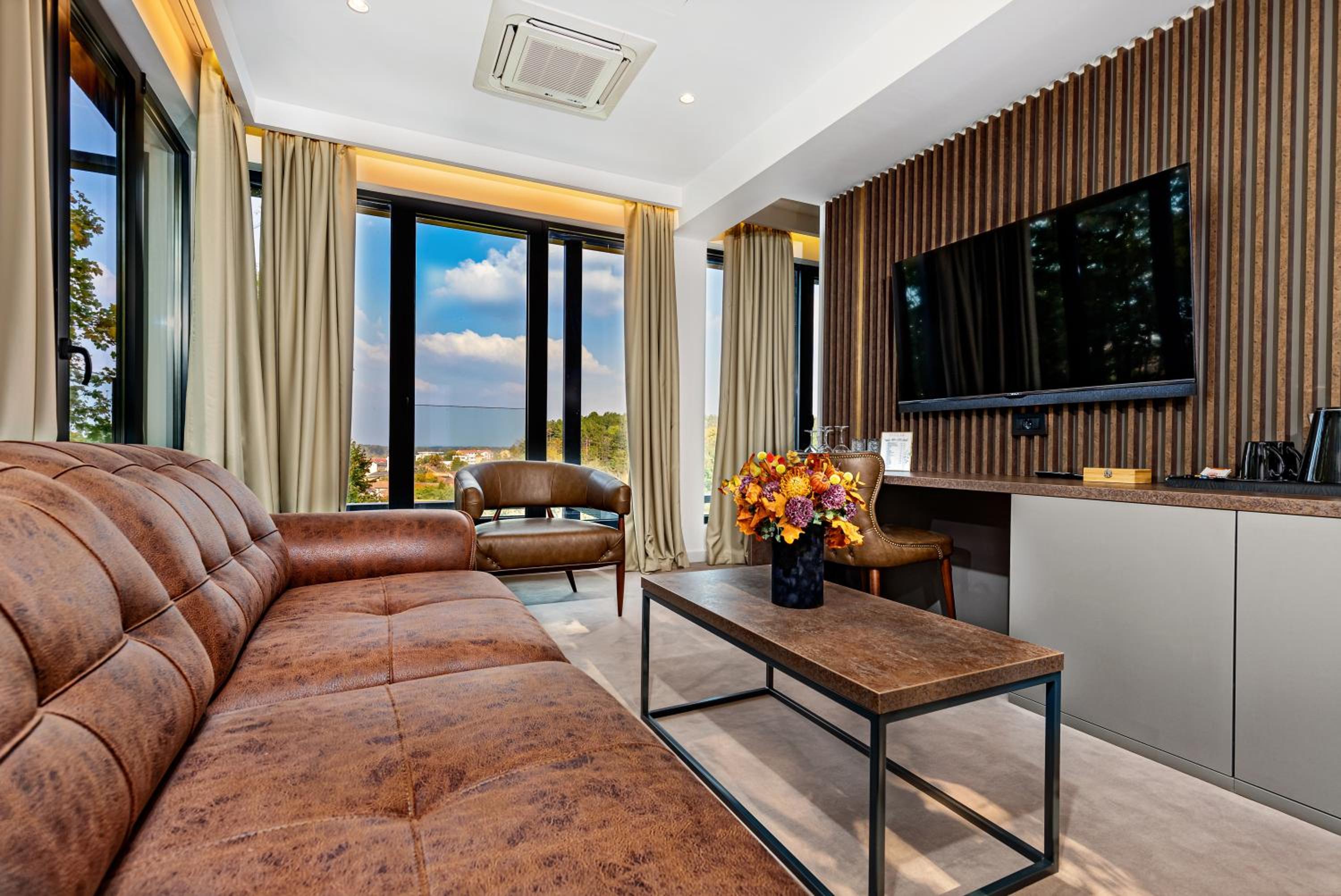 Executive Suite - Photo 3