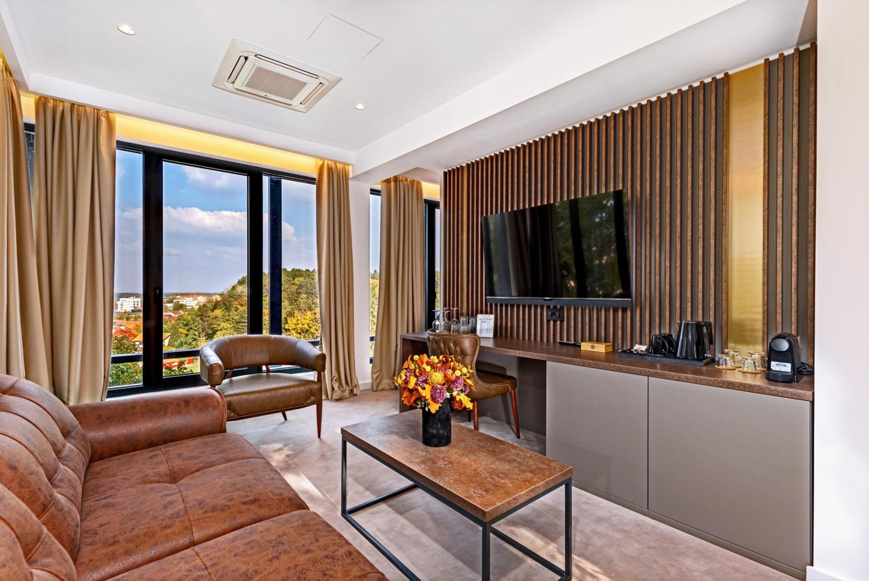 Executive Suite - Photo 7