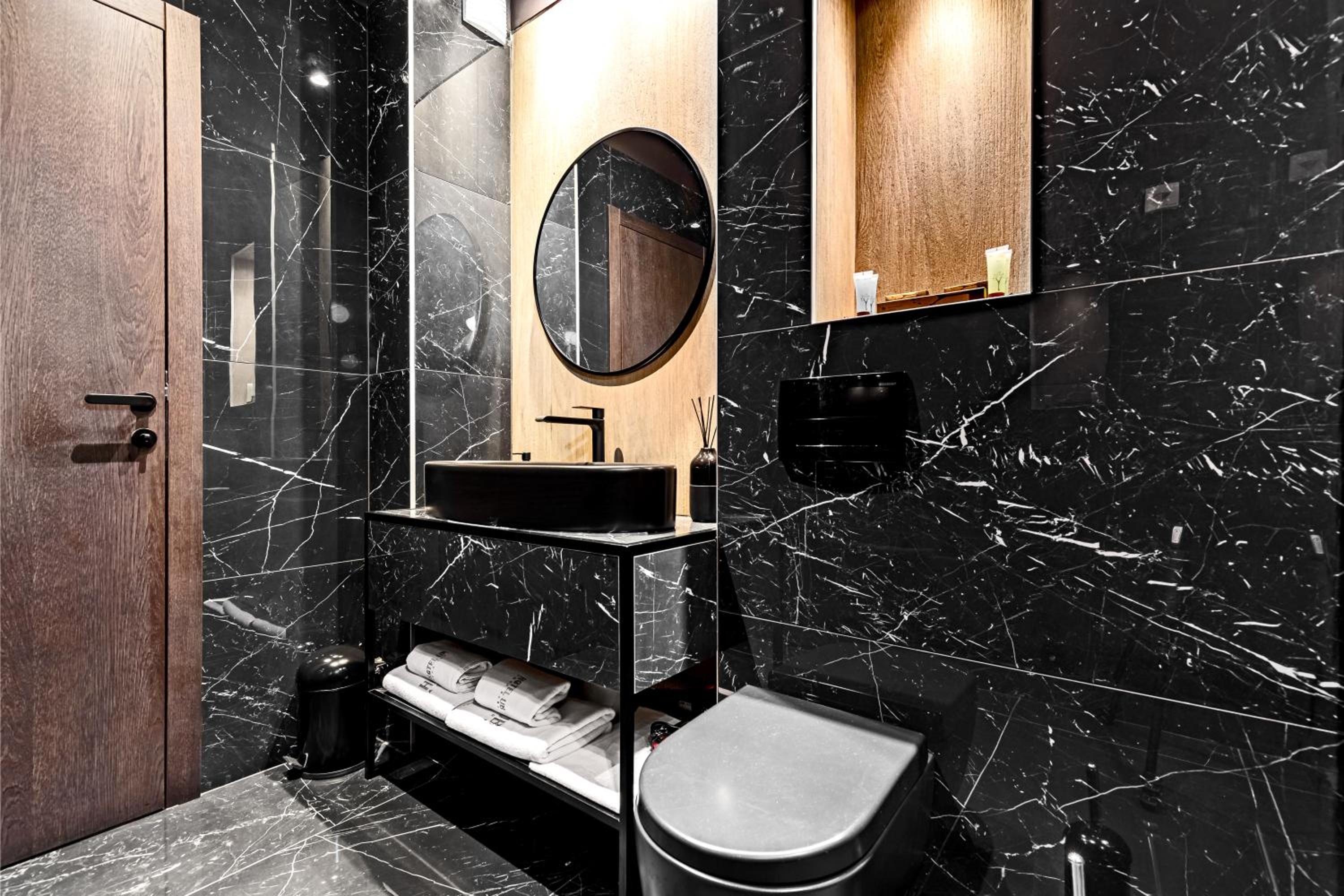Executive Suite - Photo 13