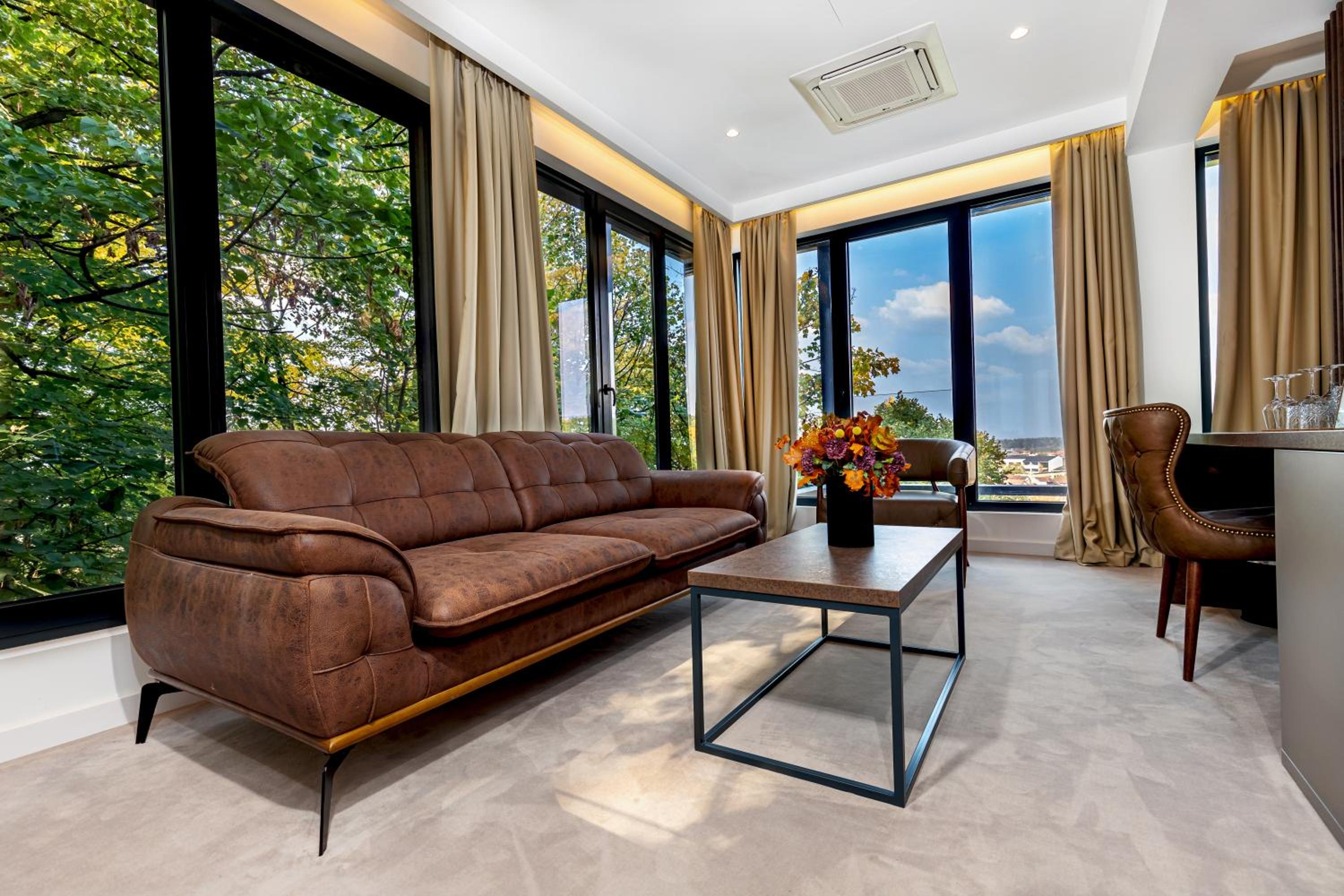 Executive Suite - Photo 2