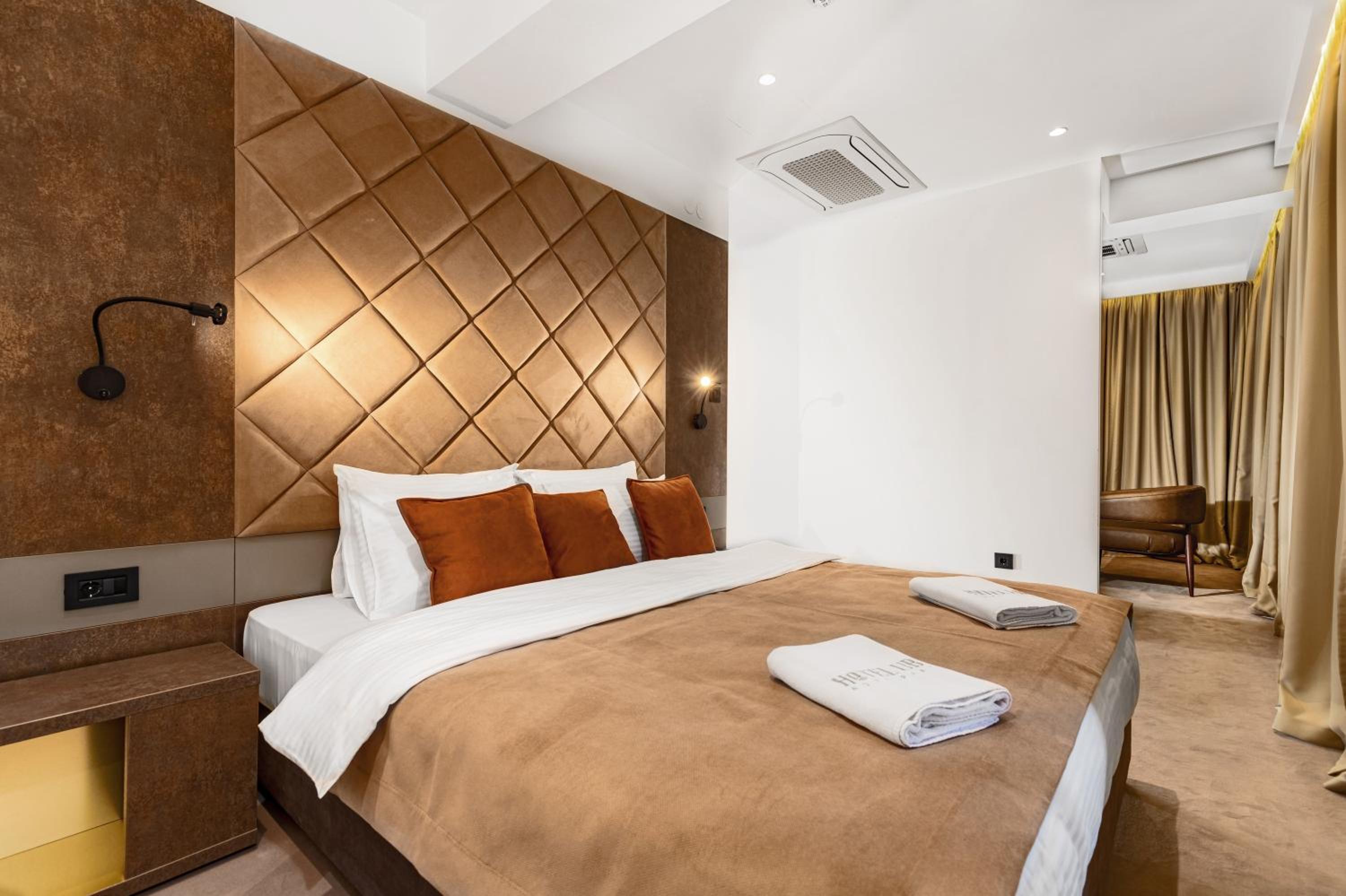 Executive Suite - Photo 11