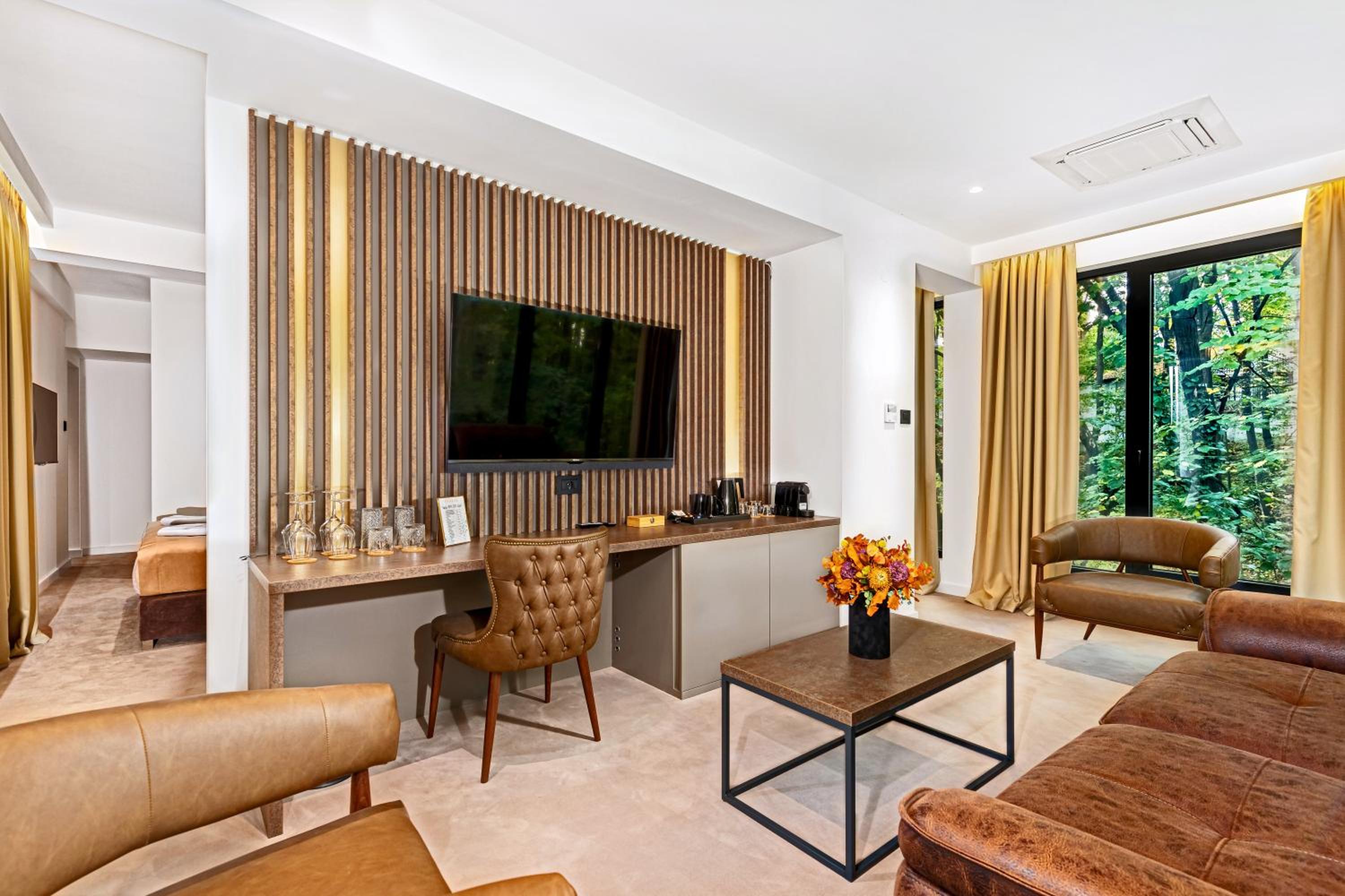 Executive Suite - Photo 5