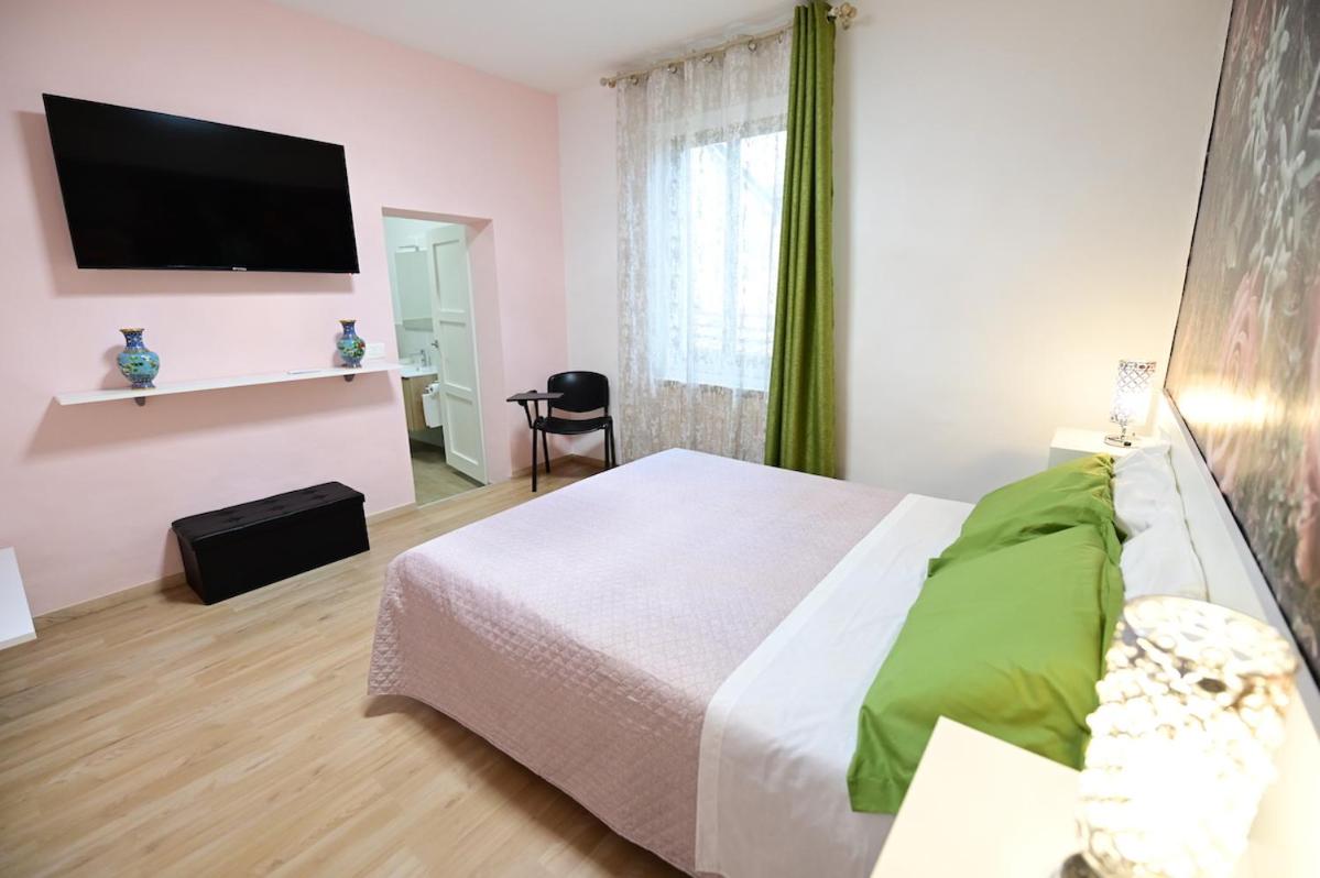 Large Double Room photo 1