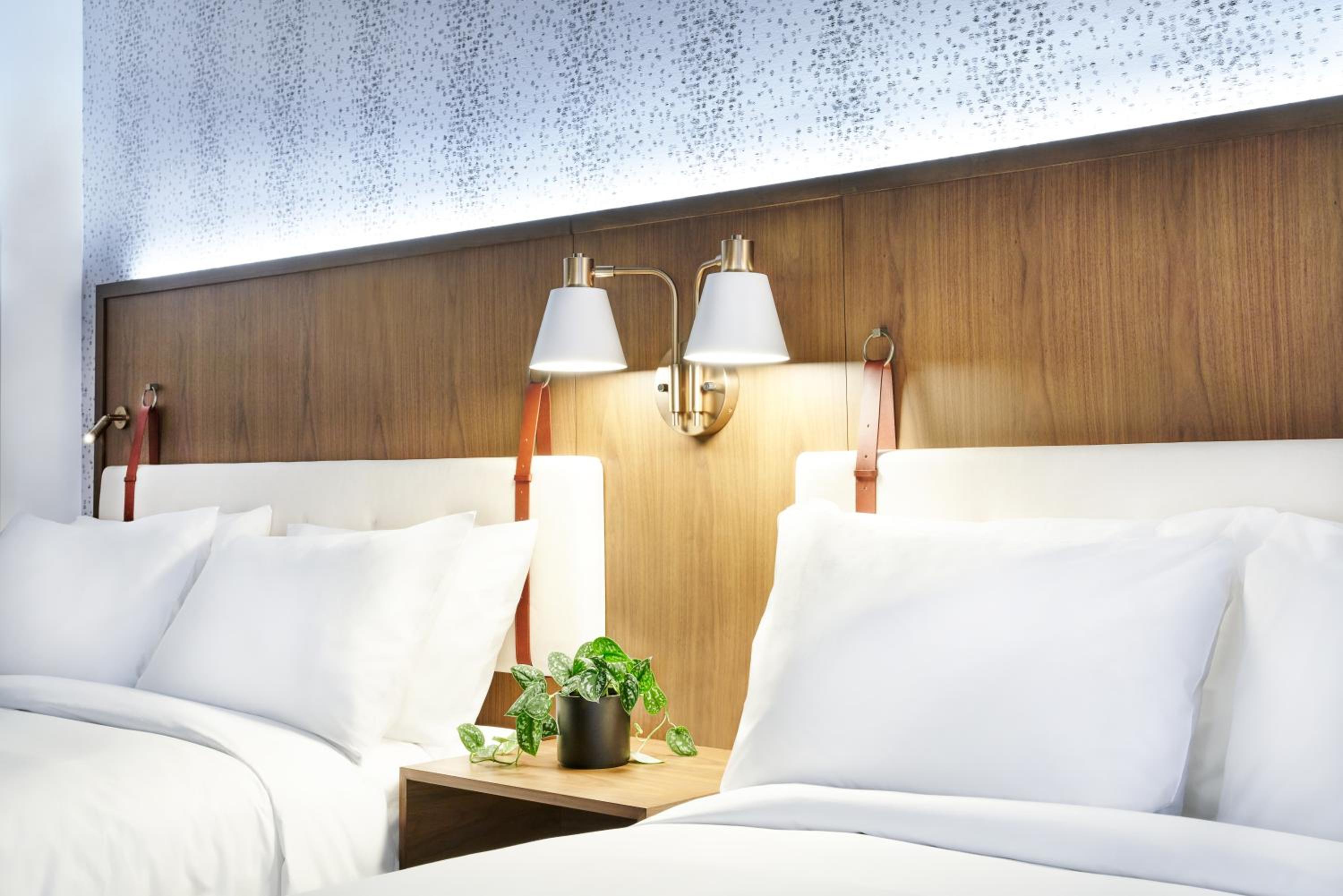 Queen Room with Two Queen Beds - Photo 2
