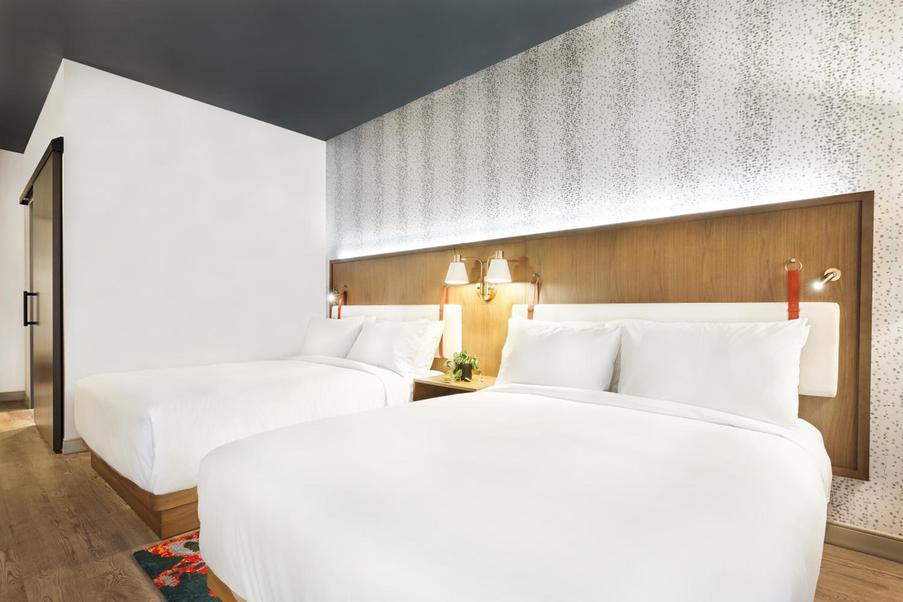 Queen Room with Two Queen Beds - Photo 3