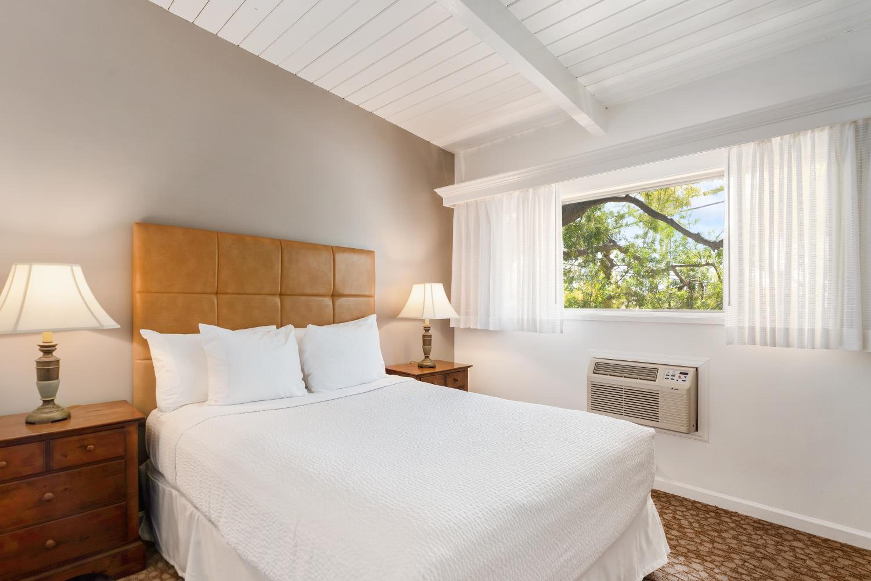 One-Bedroom King Suite with Full Kitchen - Poolside/Non-Smoking - Photo 2