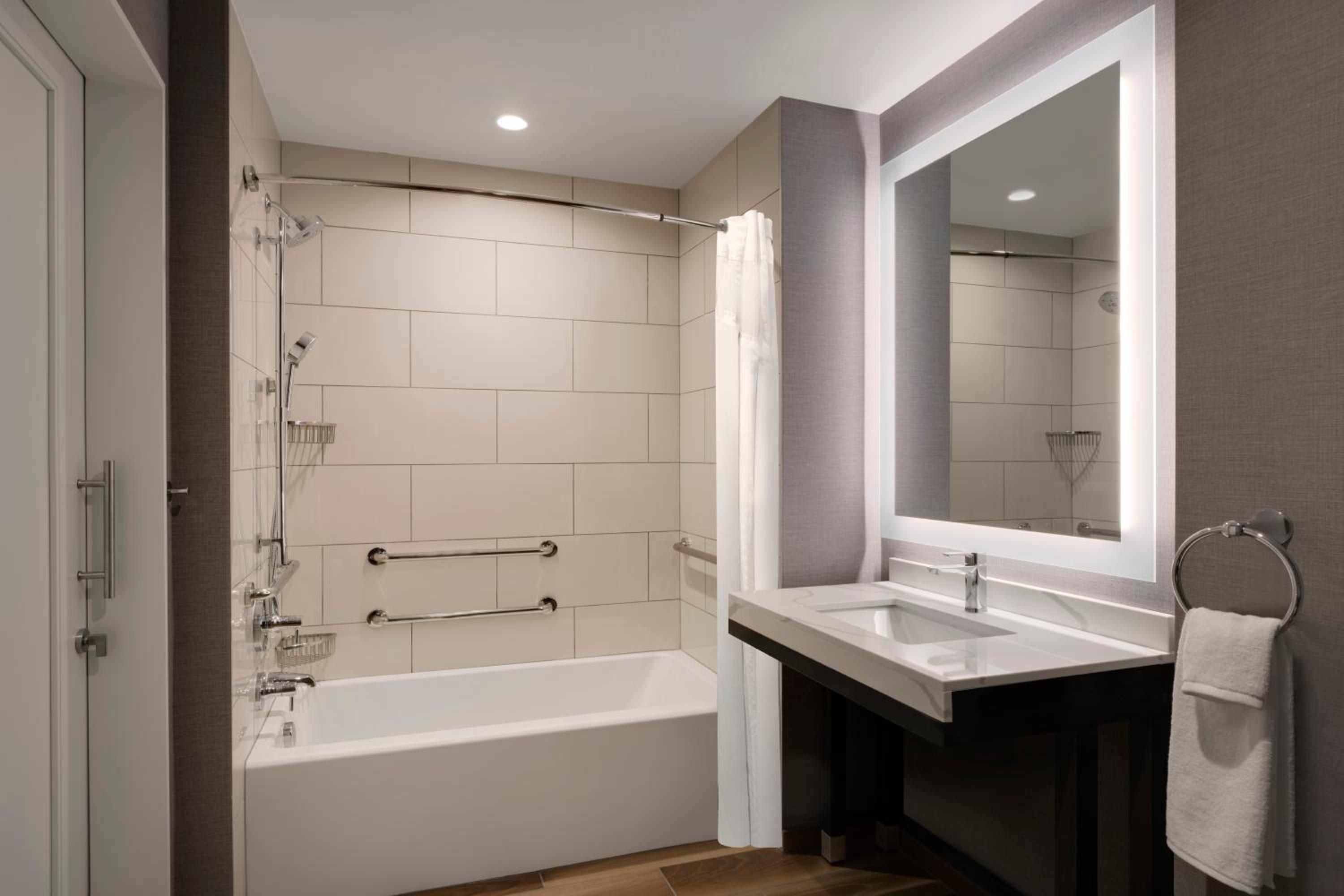 Accessible | Two Queen Beds/Tub