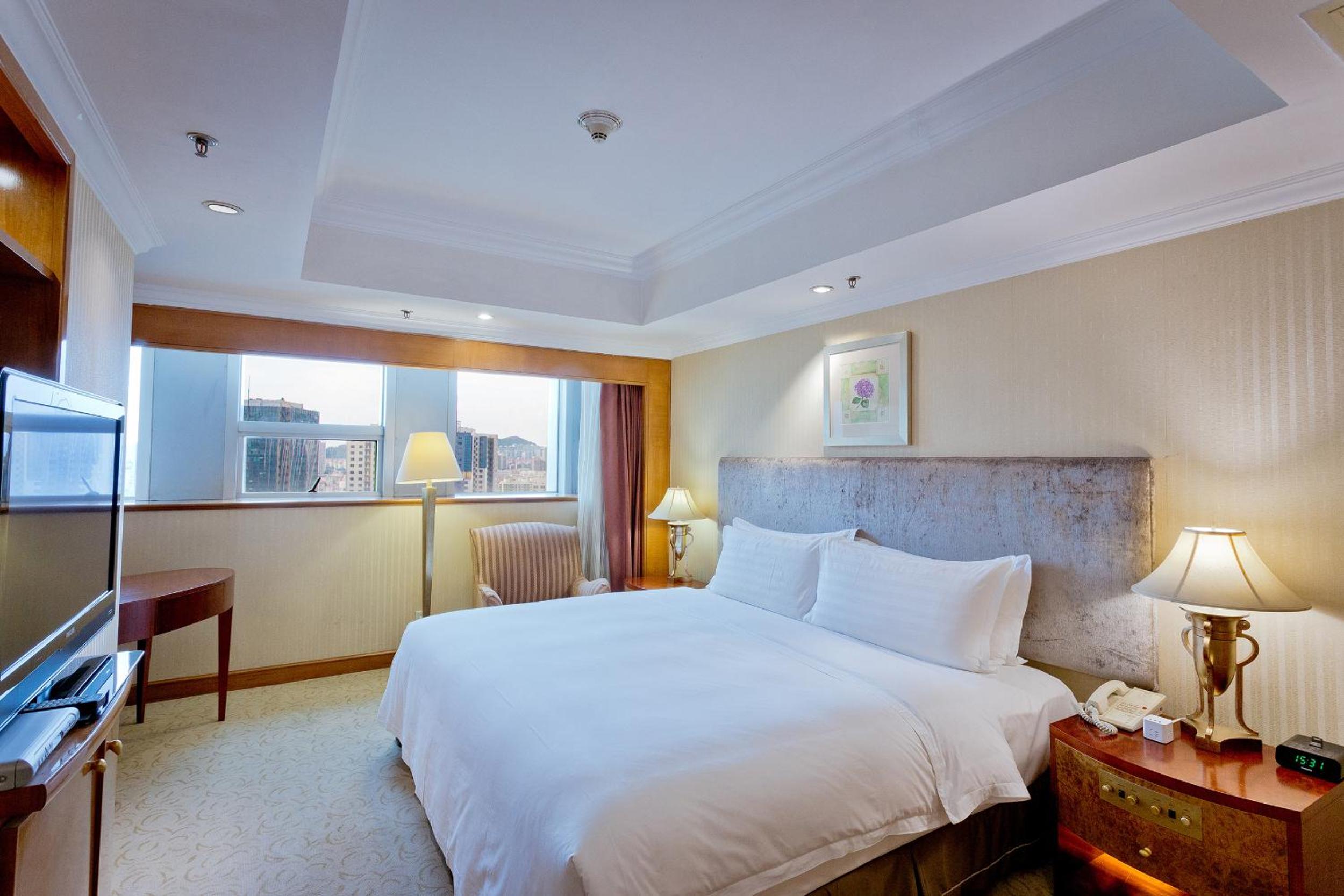 Premium King Room - Photo 4