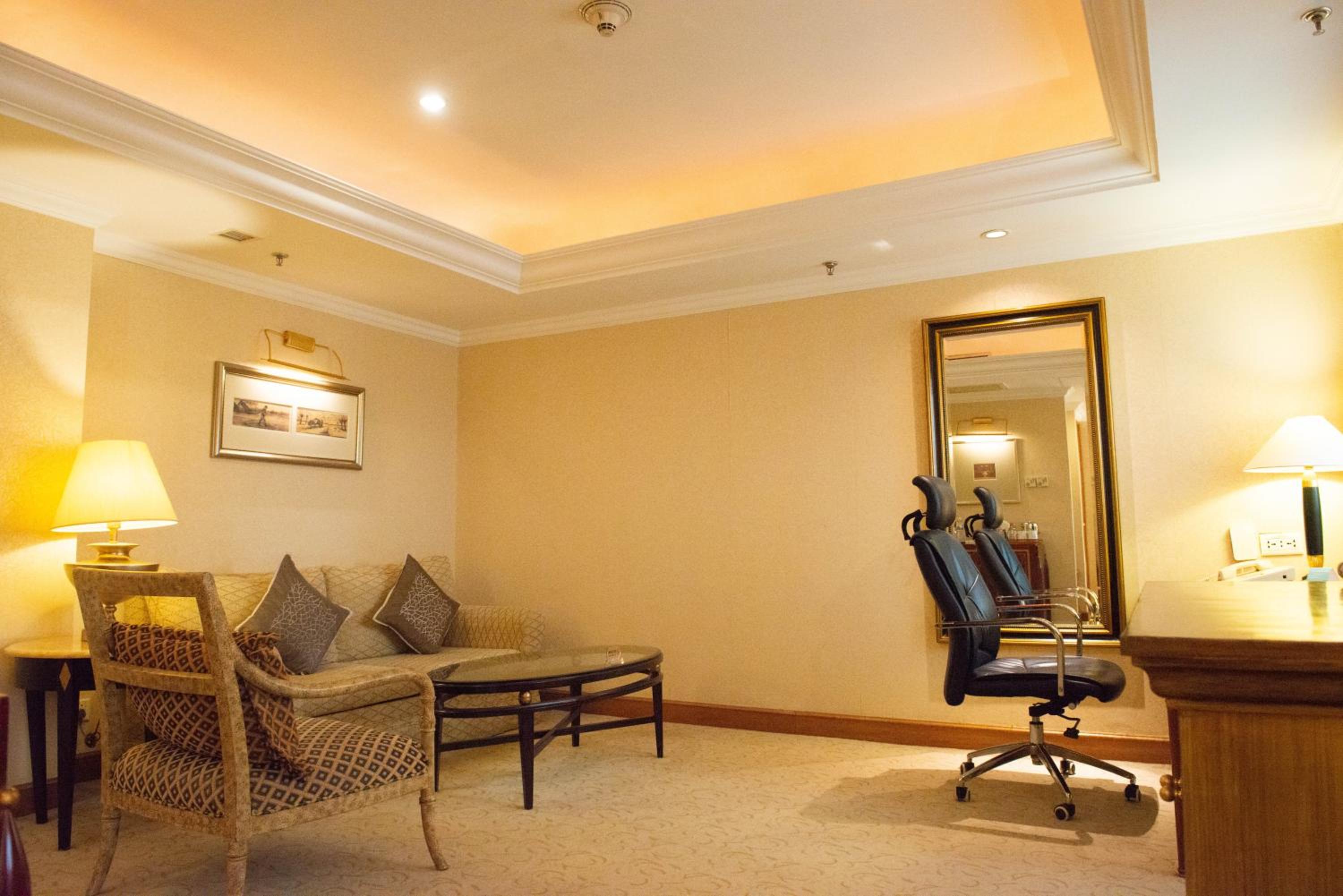 Premium King Room - Club Floor - Photo 3