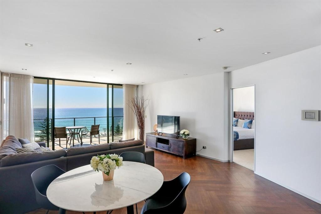 2 Bedroom Superior Ocean View + Media