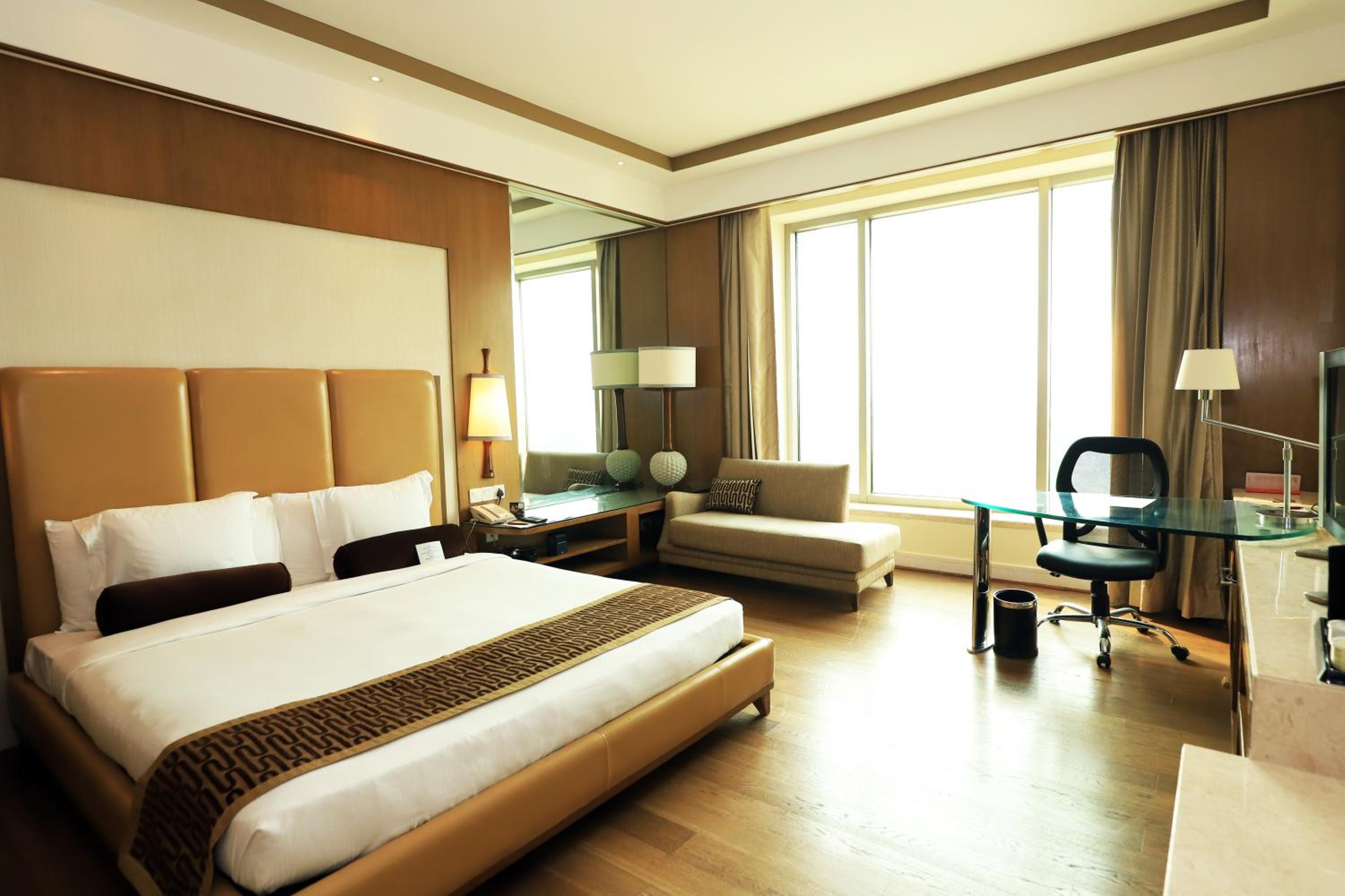 Standard King Room - Disability Access  Offers Buy1Get1 on Premium beverages between 11amto7pm and 15% discount on Food and Soft beverages, SPA and Laundry - Photo 1