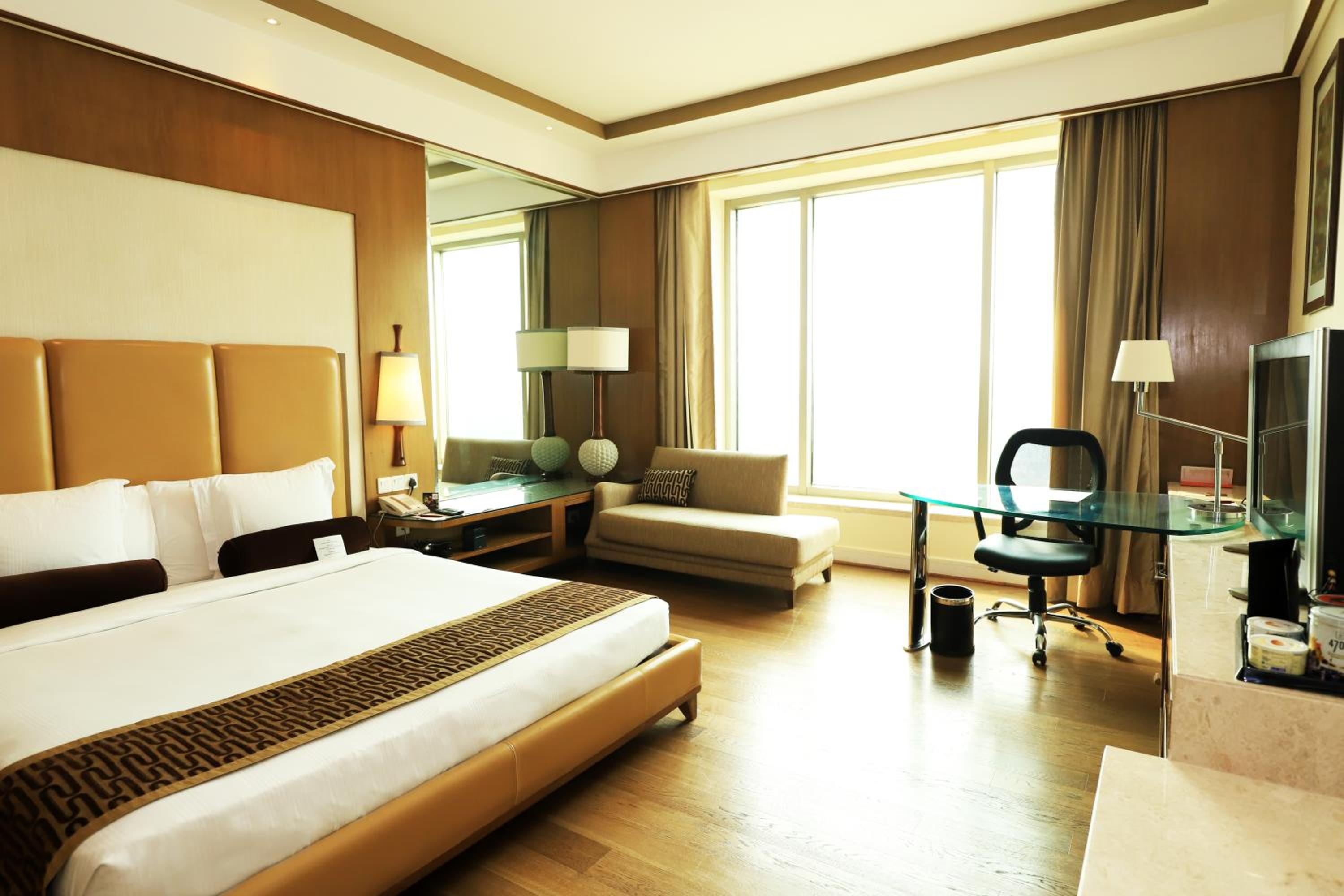 Standard King Room - Disability Access  Offers Buy1Get1 on Premium beverages between 11amto7pm and 15% discount on Food and Soft beverages, SPA and Laundry - Photo 4