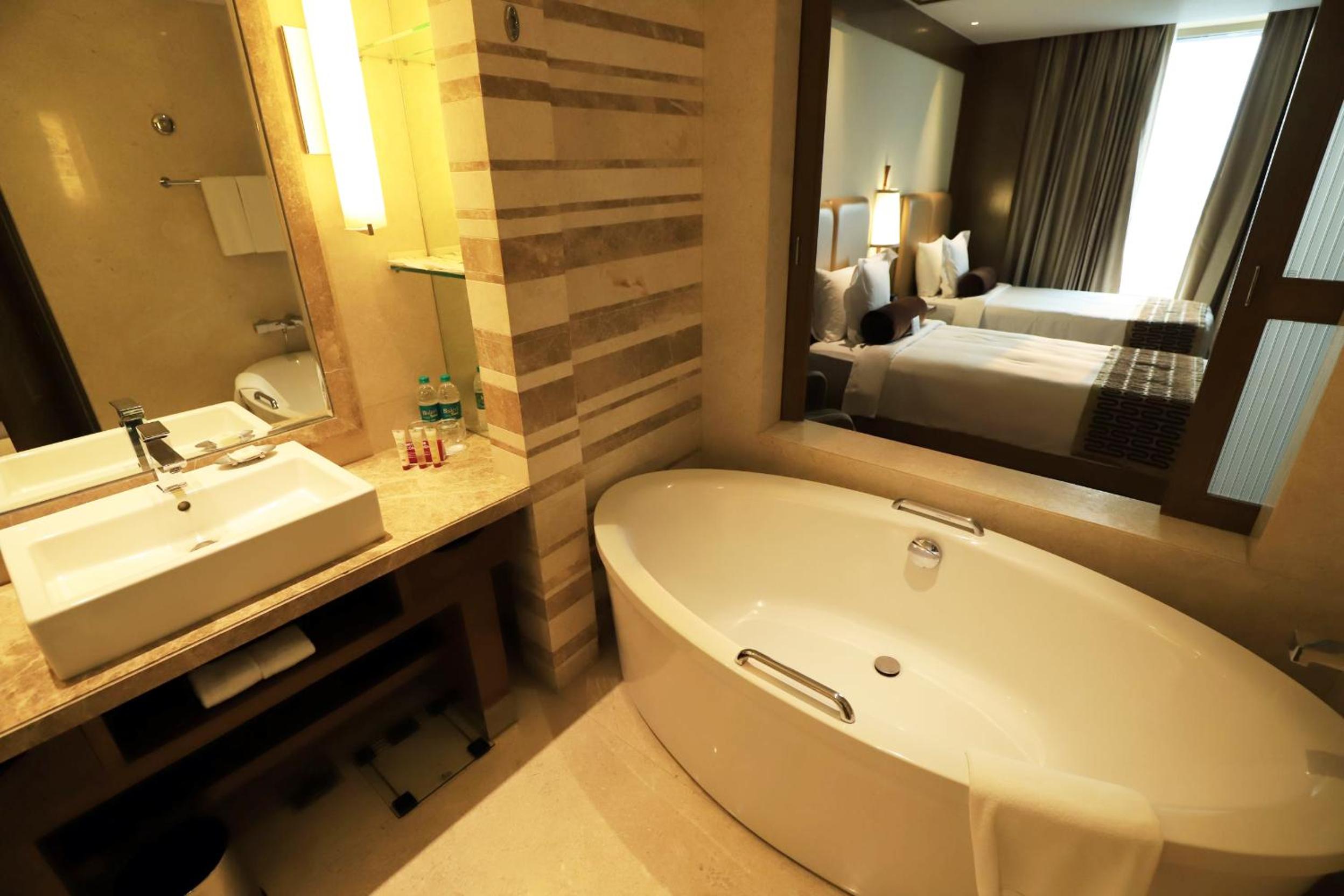 Standard Twin Room - Smoking Offers Buy1Get1 on Premium beverages between 11amto7pm and 15% discount on Food and Soft beverages, SPA and Laundry - Photo 6