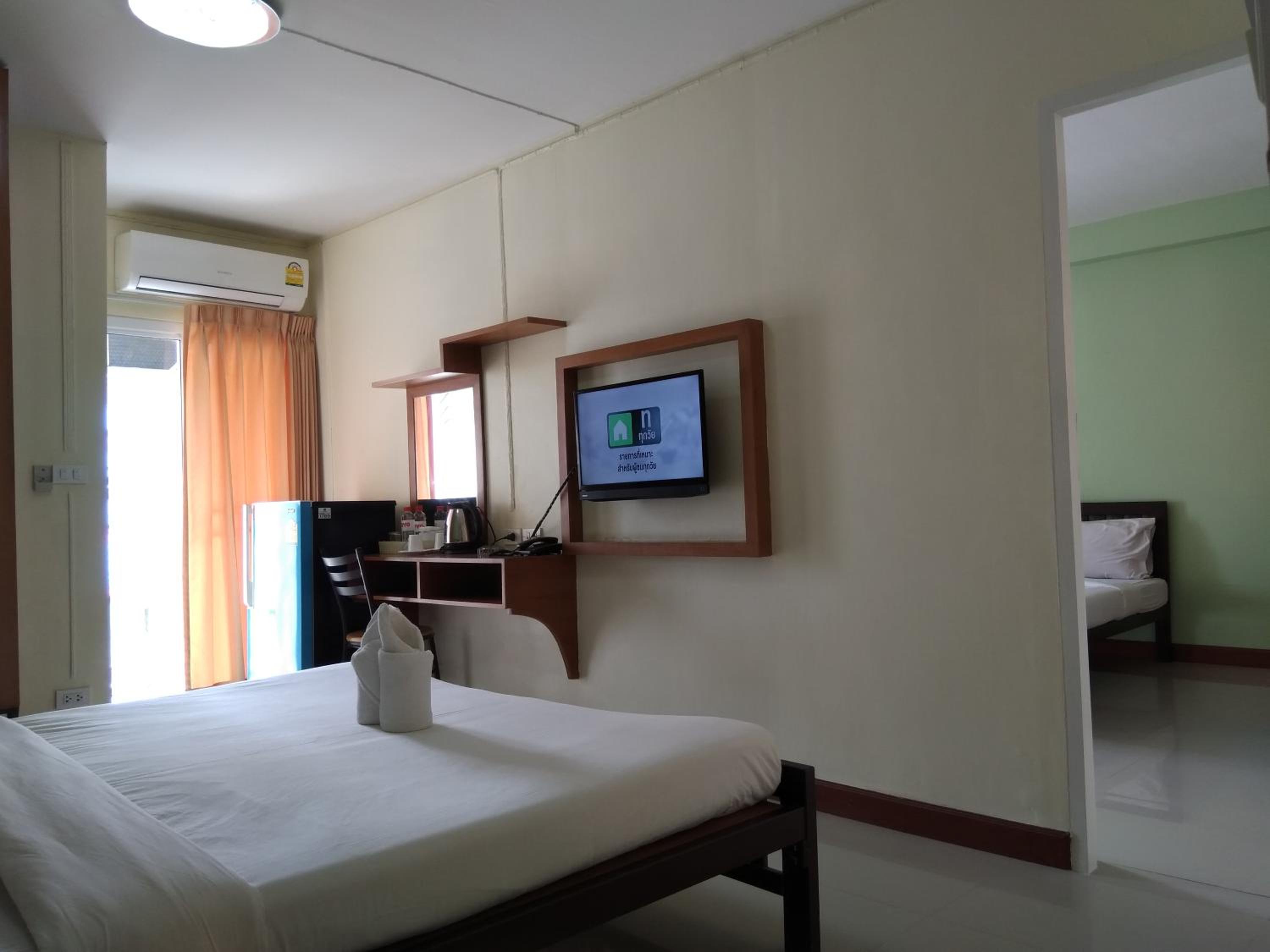 Family Suite with Balcony - Photo 9