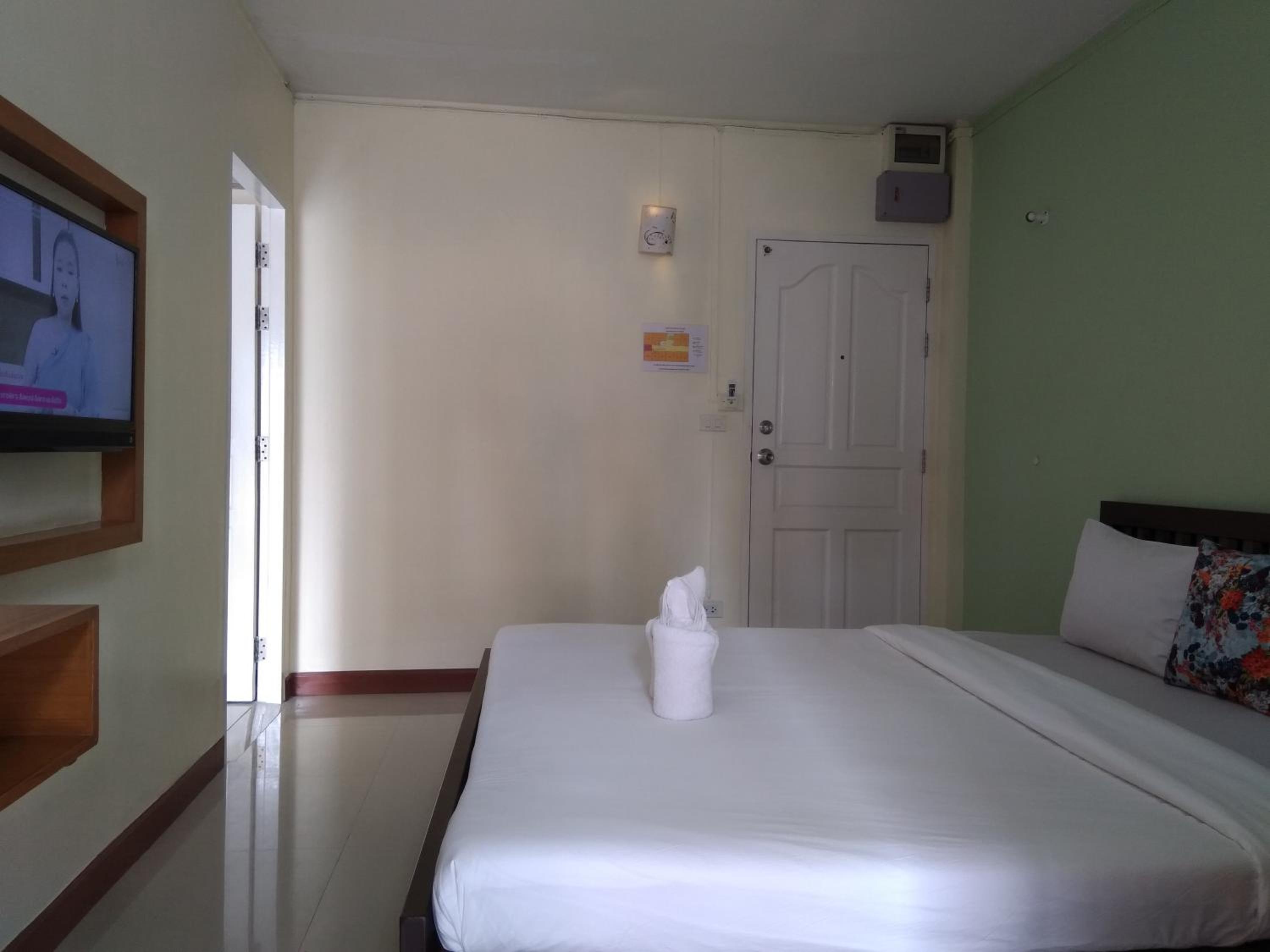 Family Suite with Balcony - Photo 12
