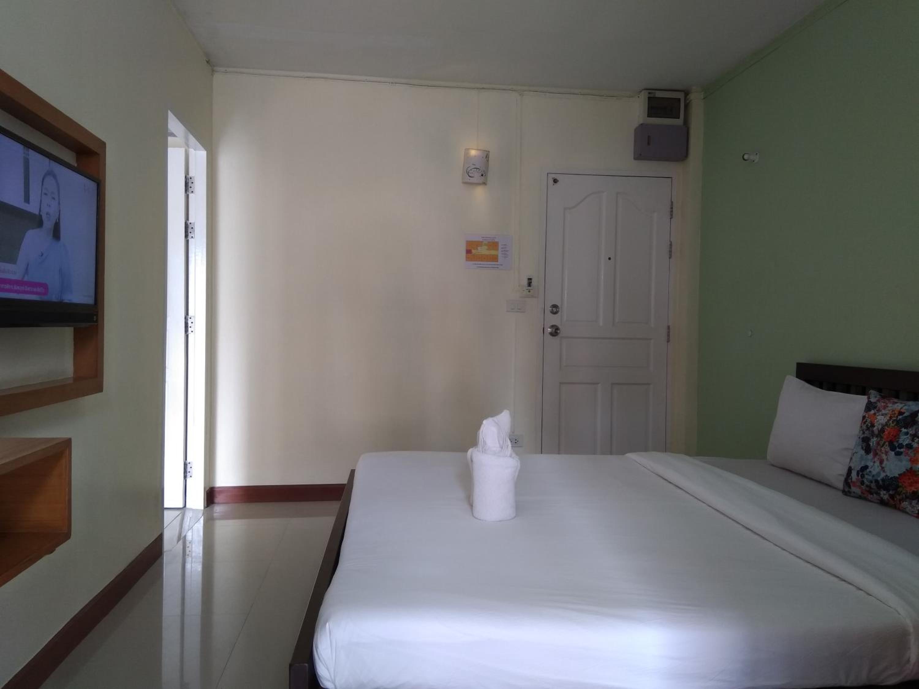 Family Suite with Balcony - Photo 8