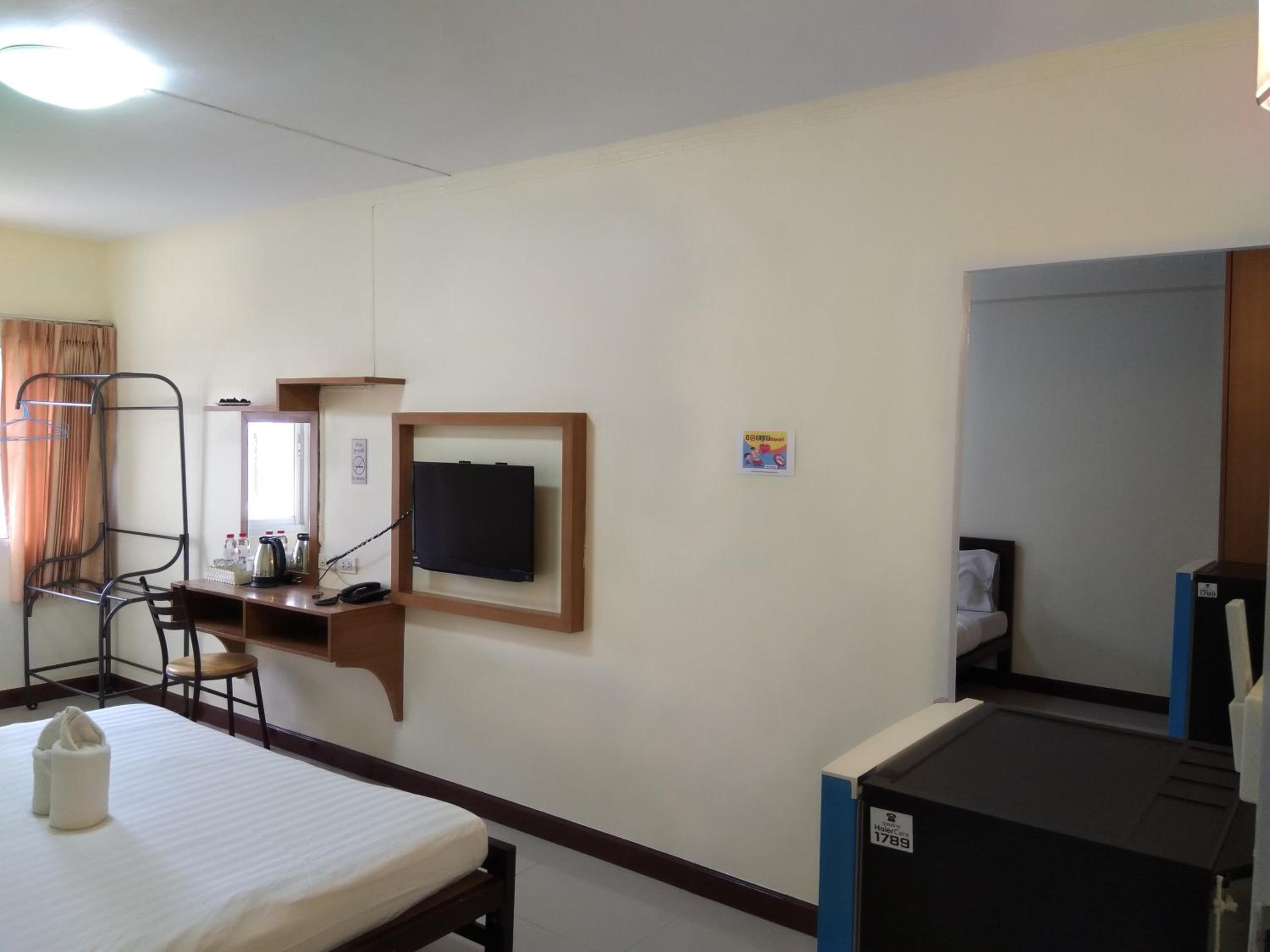 Family Suite with Balcony - Photo 2