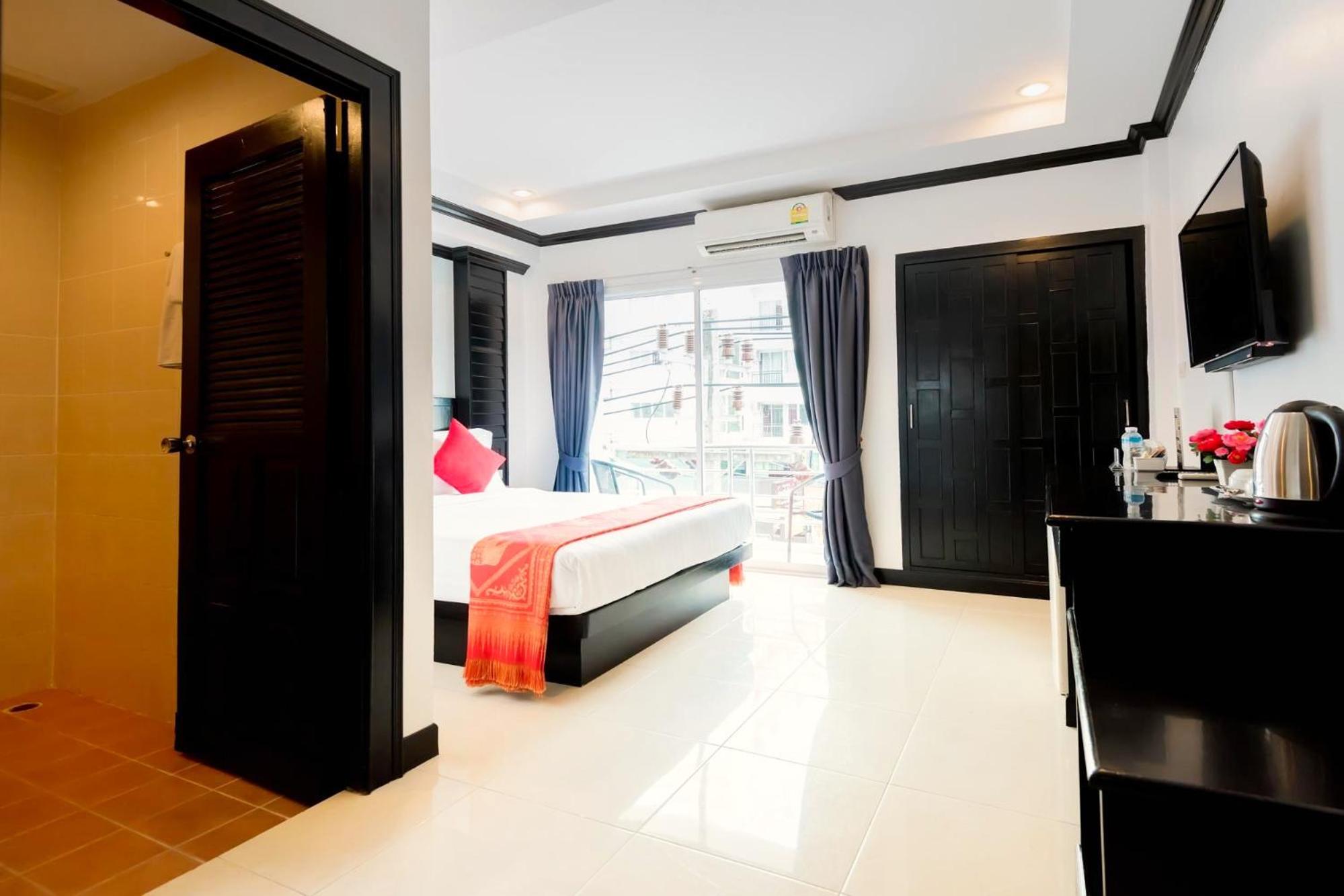 Double Room with Balcony - Photo 6