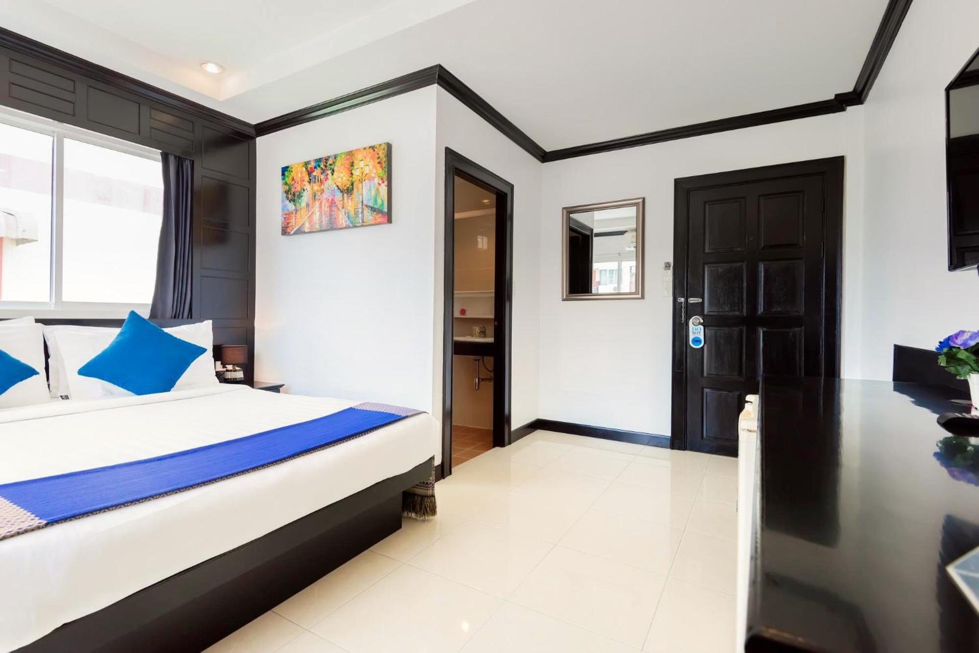 Double Room with Balcony - Photo 4