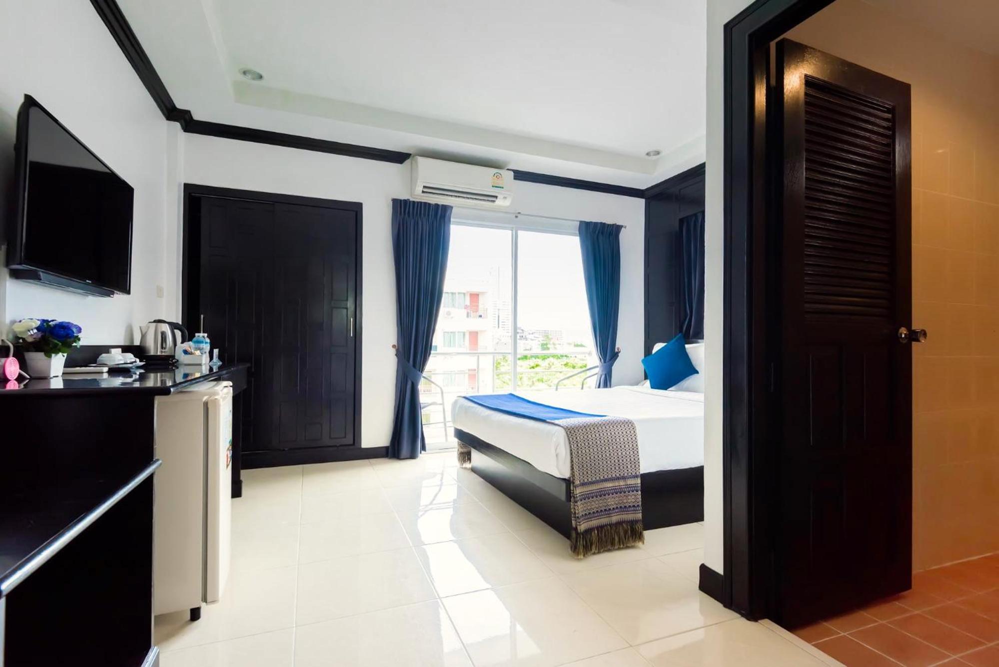 Double Room with Balcony - Photo 3