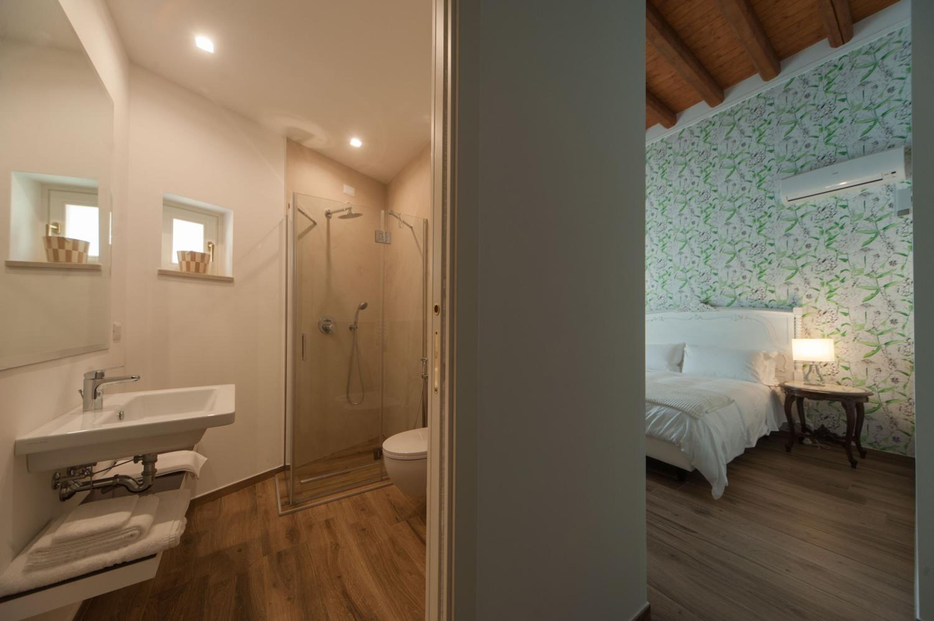 Large Double Room - Photo 2