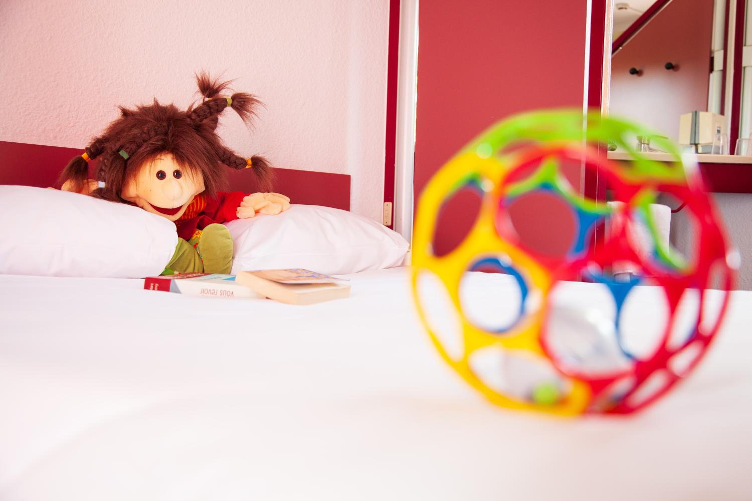 Triple Room with Double Bed and Shared Bathroom photo 2
