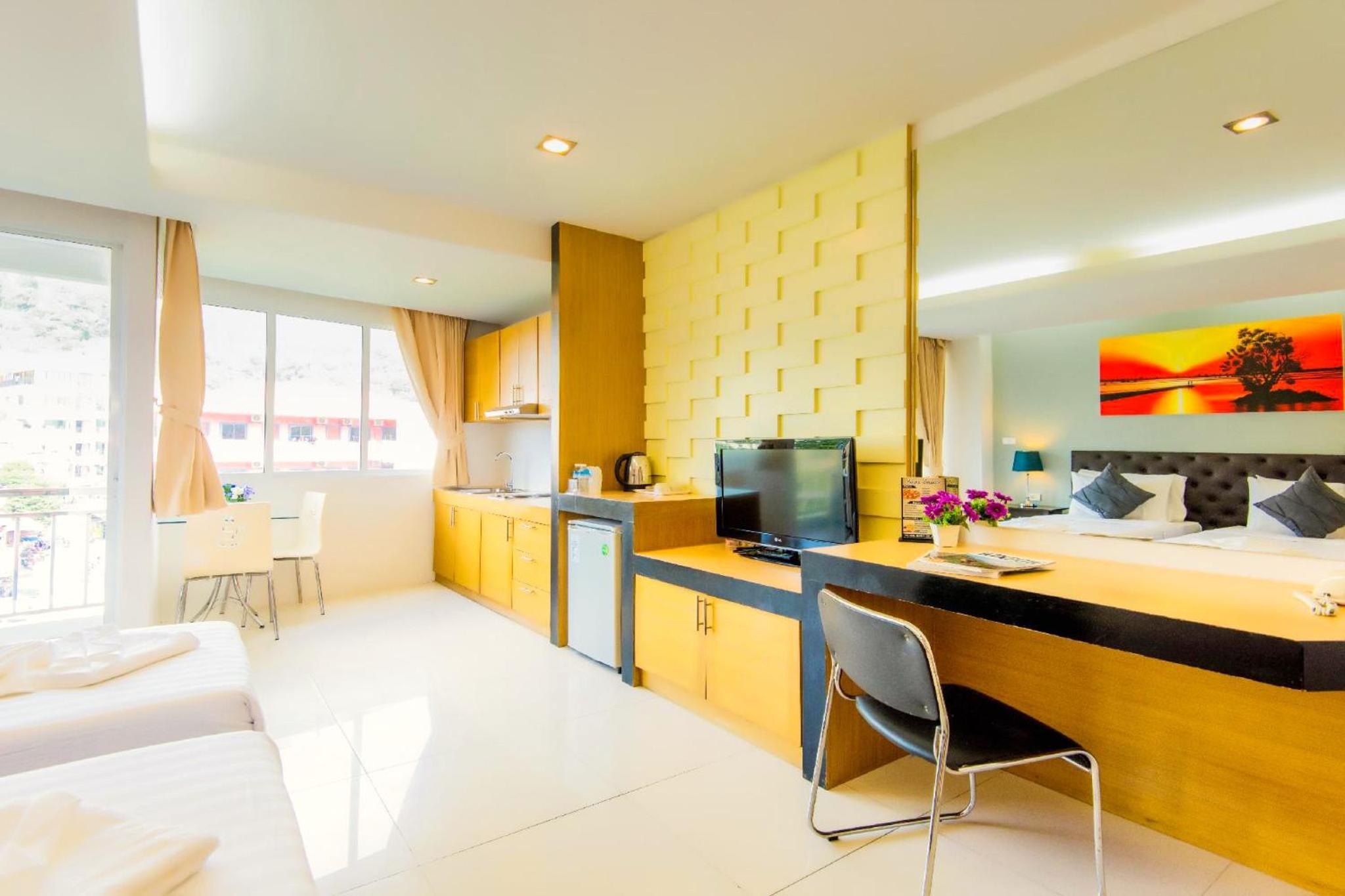 Deluxe King Room - Photo 7