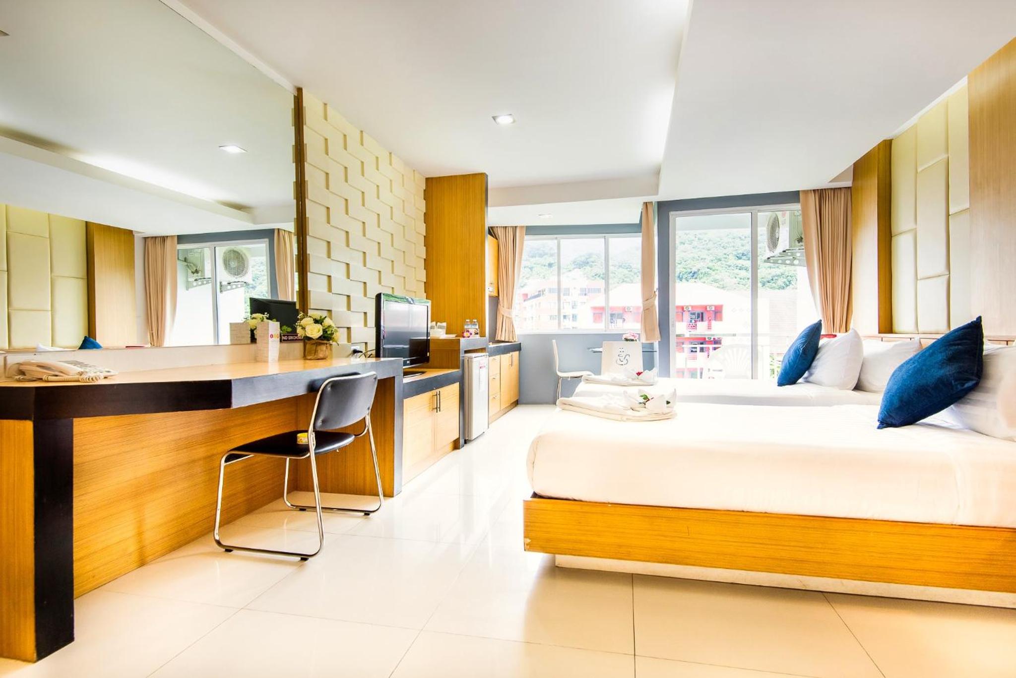 Deluxe King Room - Photo 1