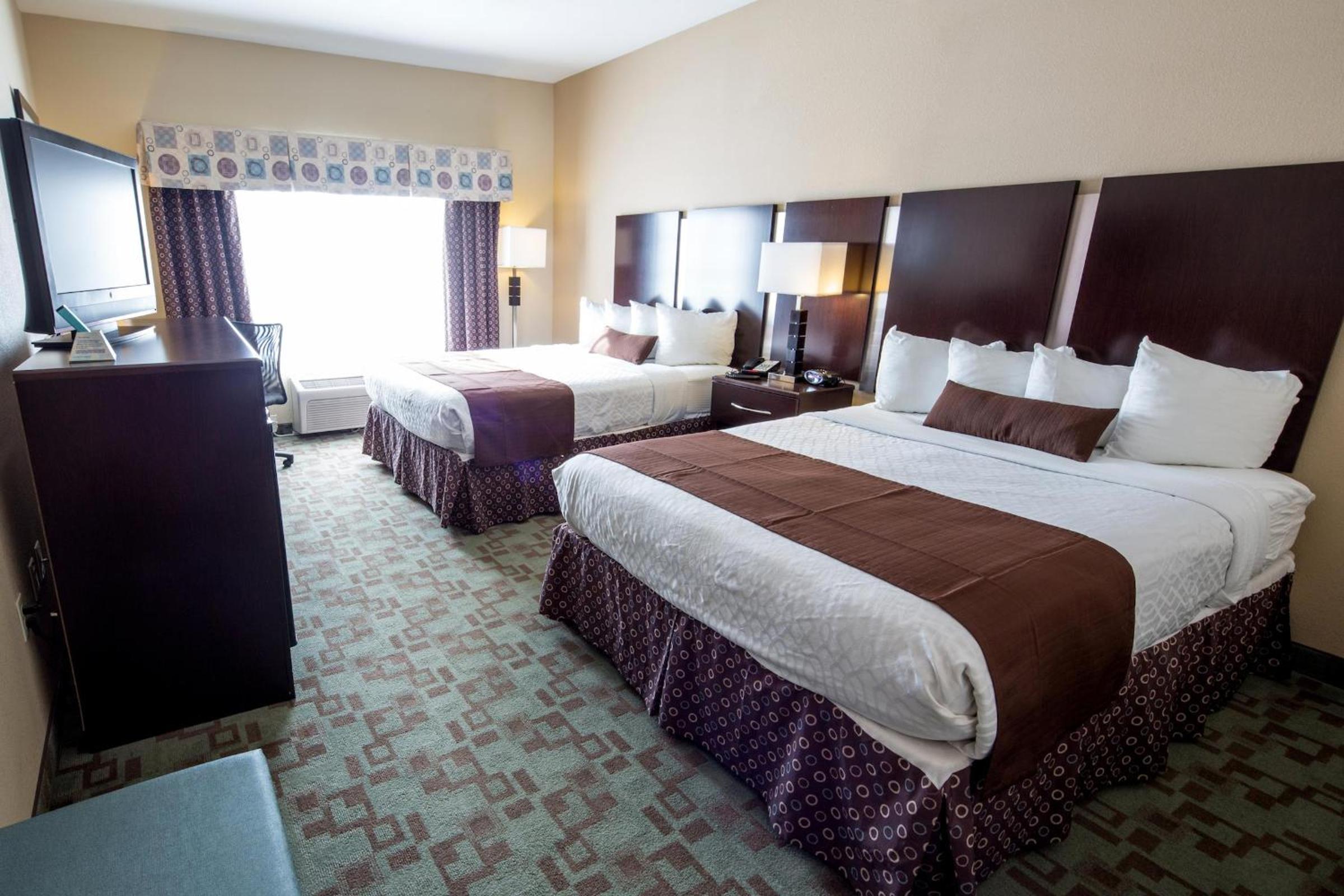 Queen Room with Two Queen Beds - Non-Smoking - Photo 1