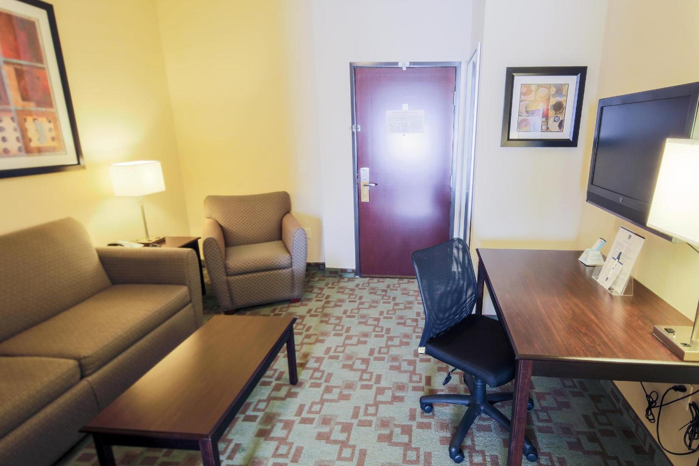 King Suite with Sofa Bed - Non-Smoking - Photo 2